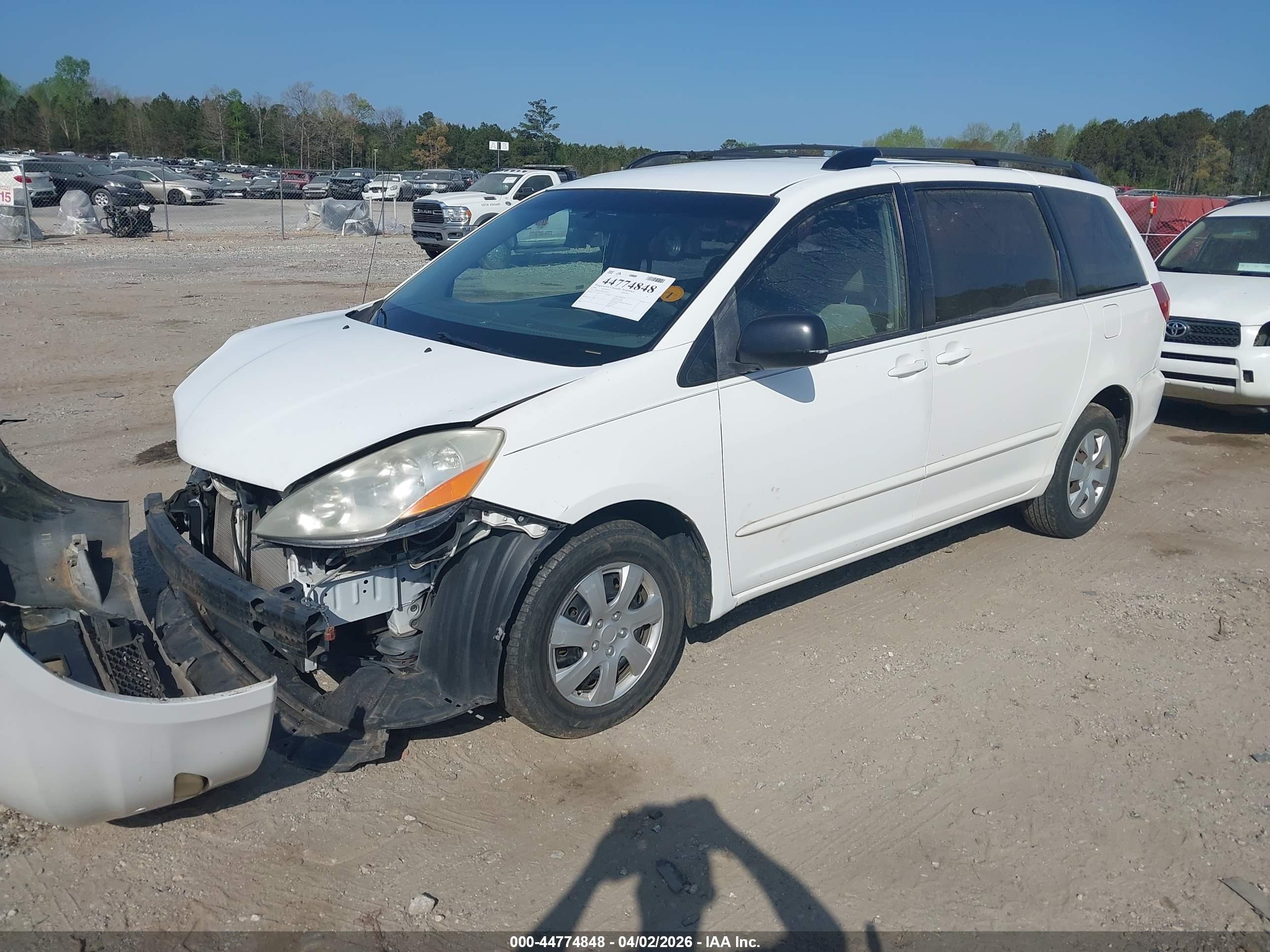 TOYOTA SIENNA image 2