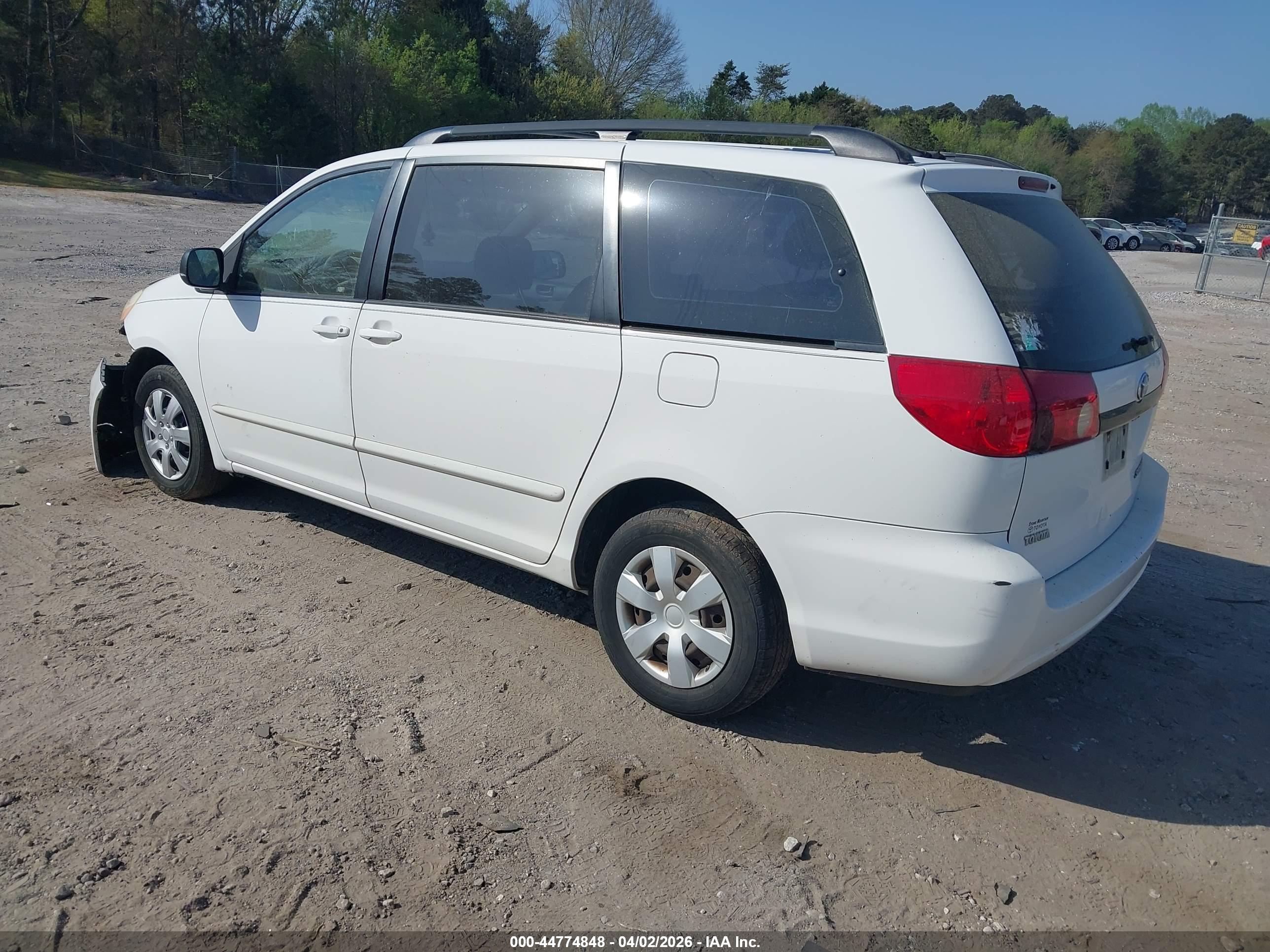 TOYOTA SIENNA image 3