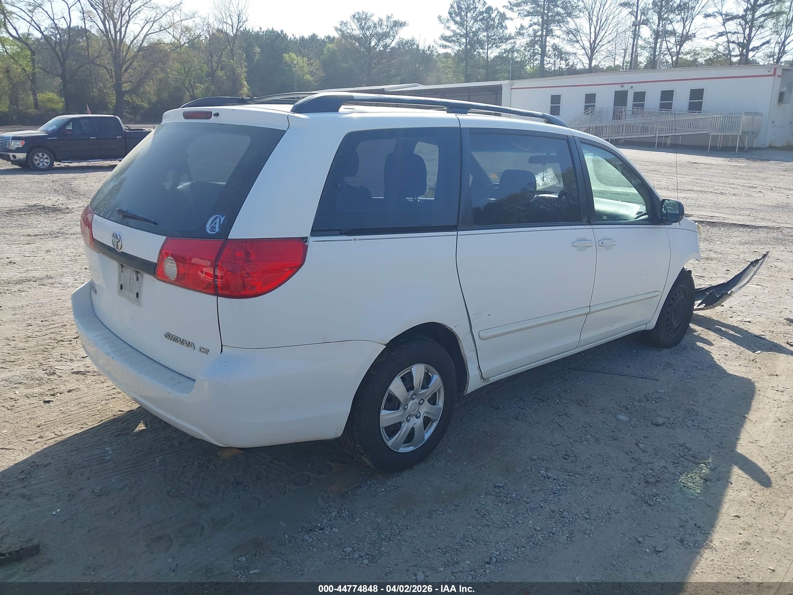 TOYOTA SIENNA image 4
