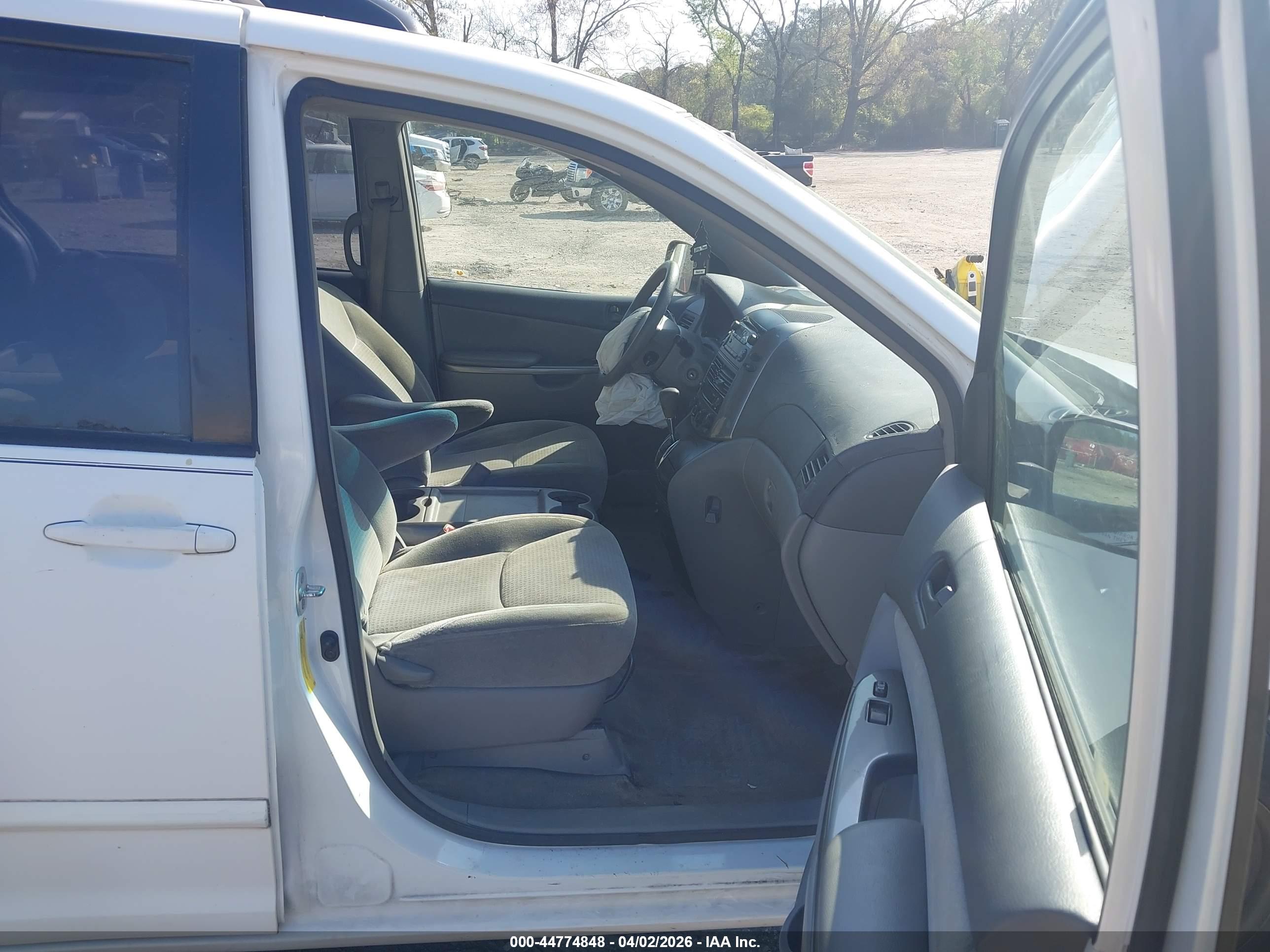 TOYOTA SIENNA image 5