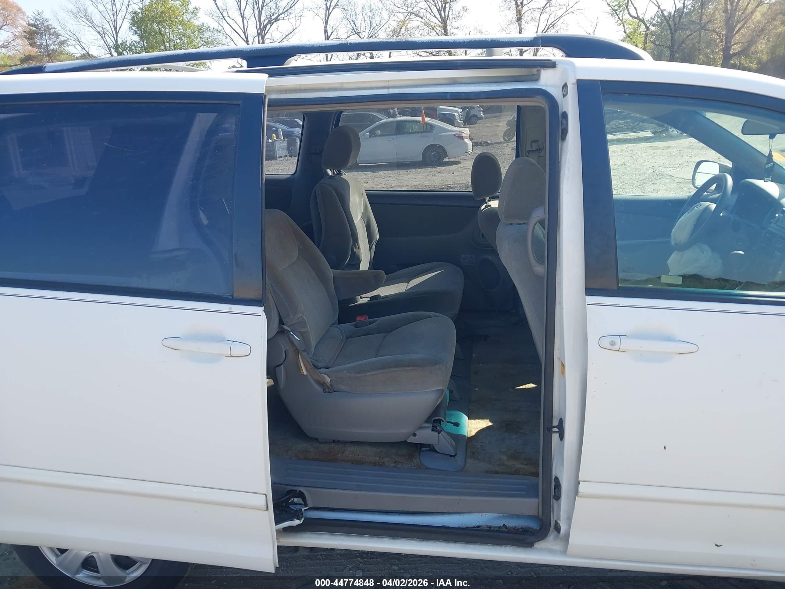 TOYOTA SIENNA image 8