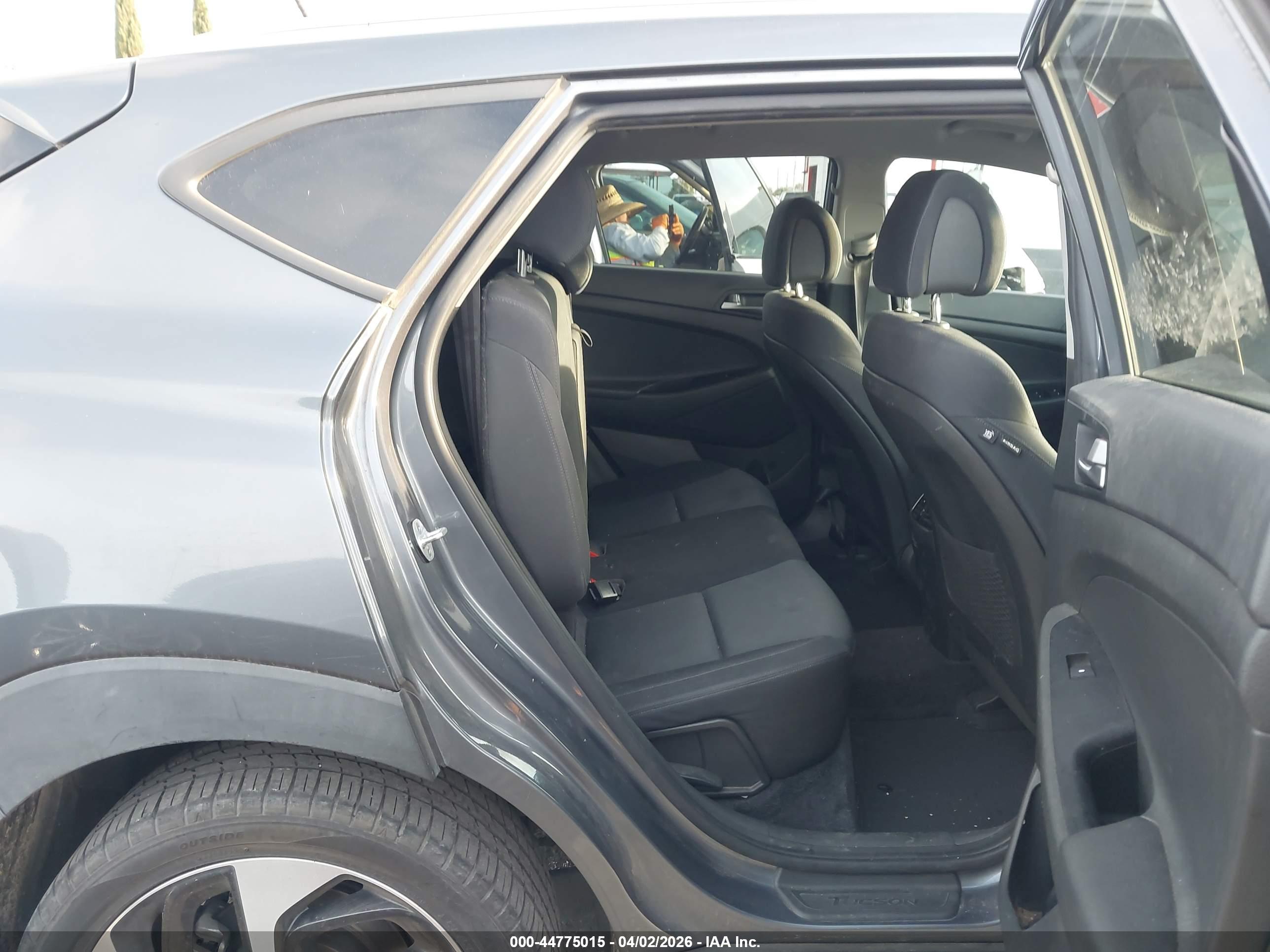 HYUNDAI TUCSON image 8
