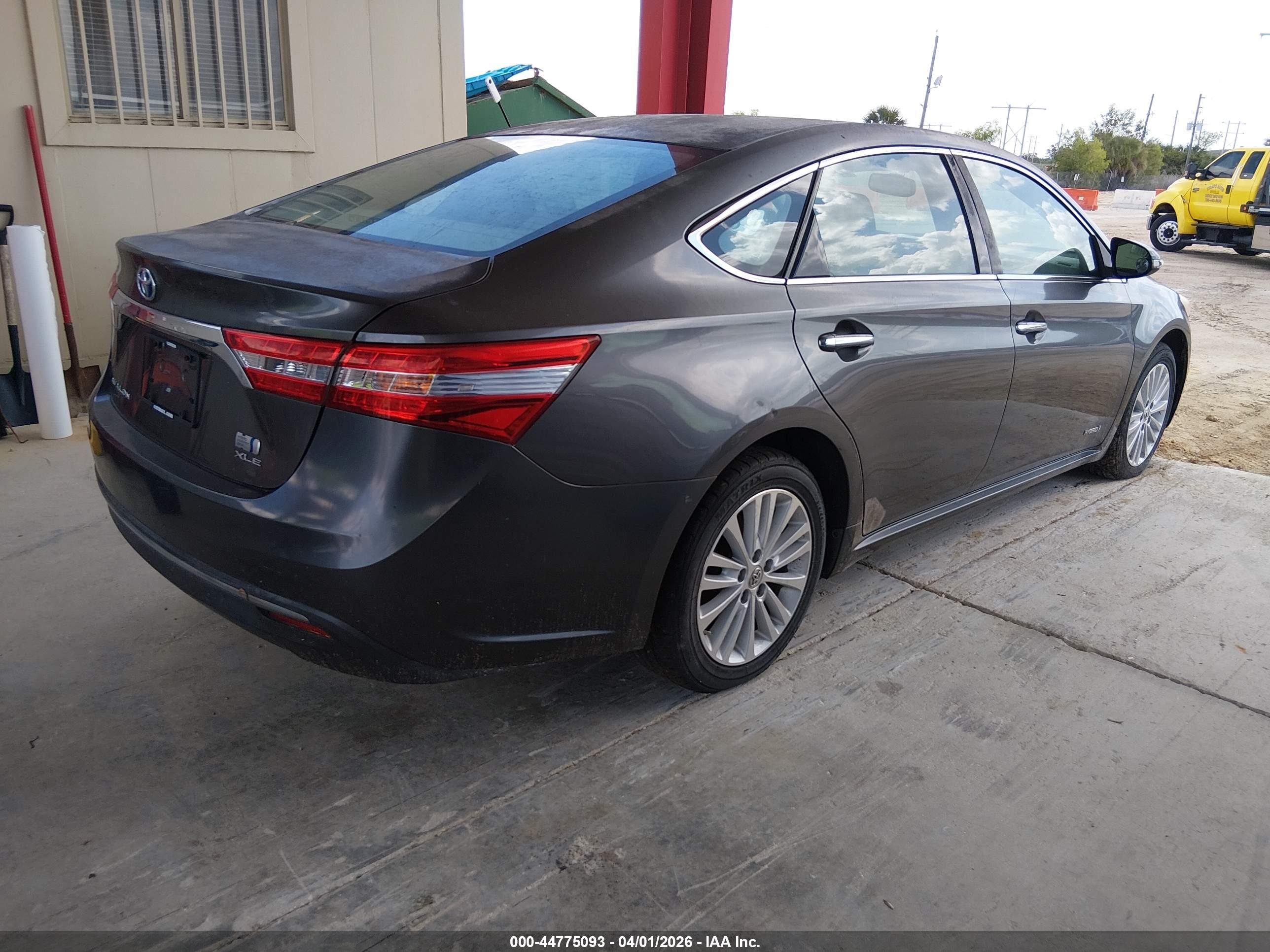 TOYOTA AVALON image 4