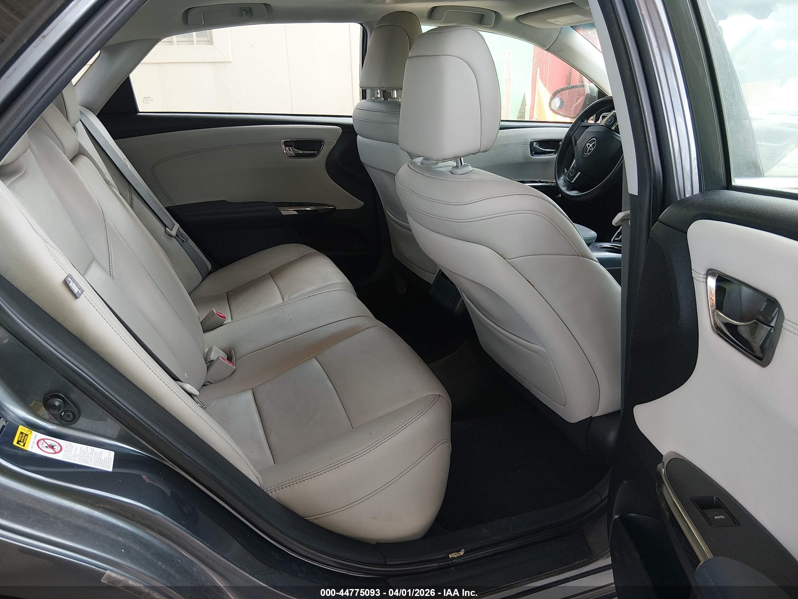 TOYOTA AVALON image 8