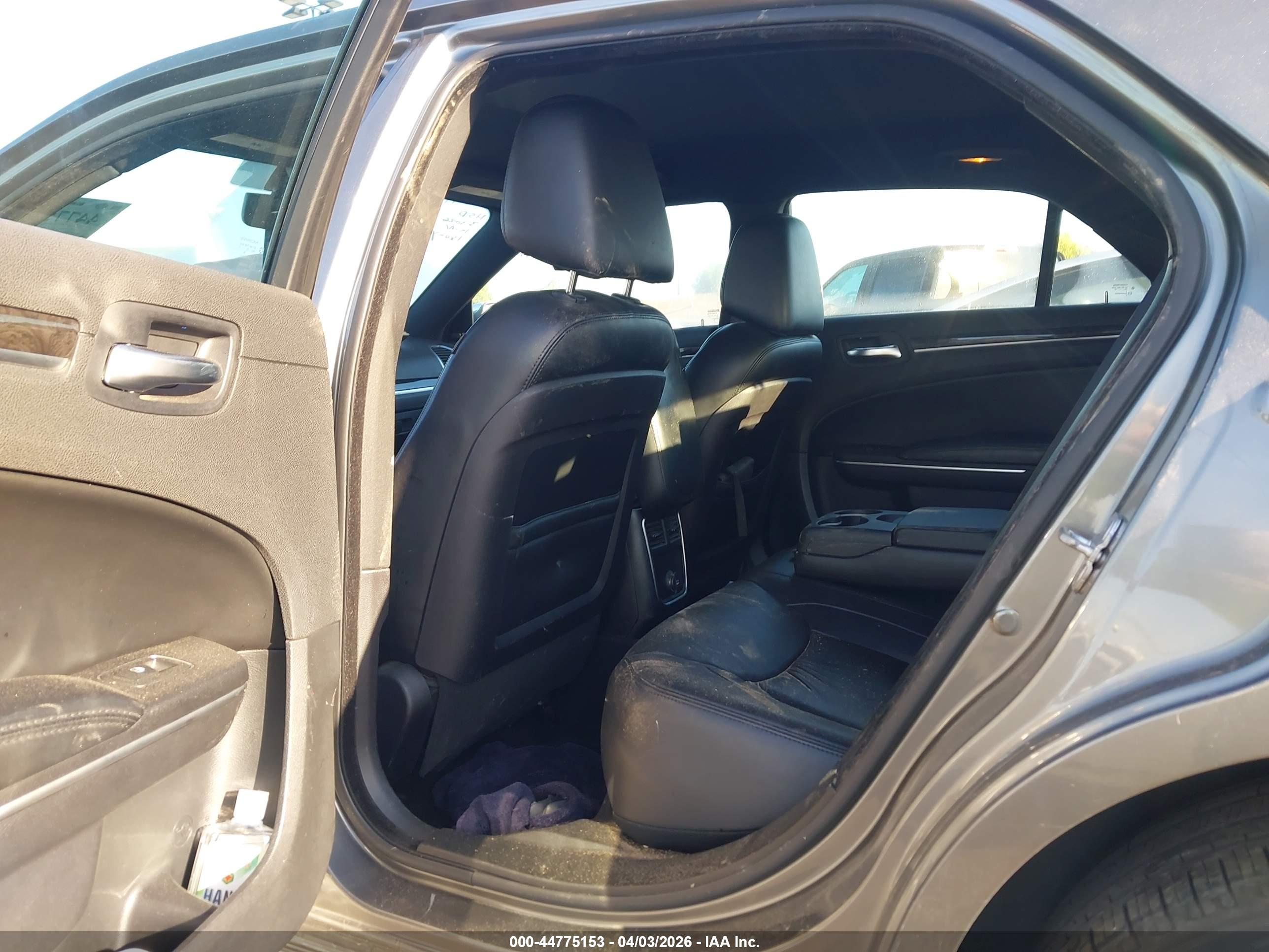 CHRYSLER 300 image 8