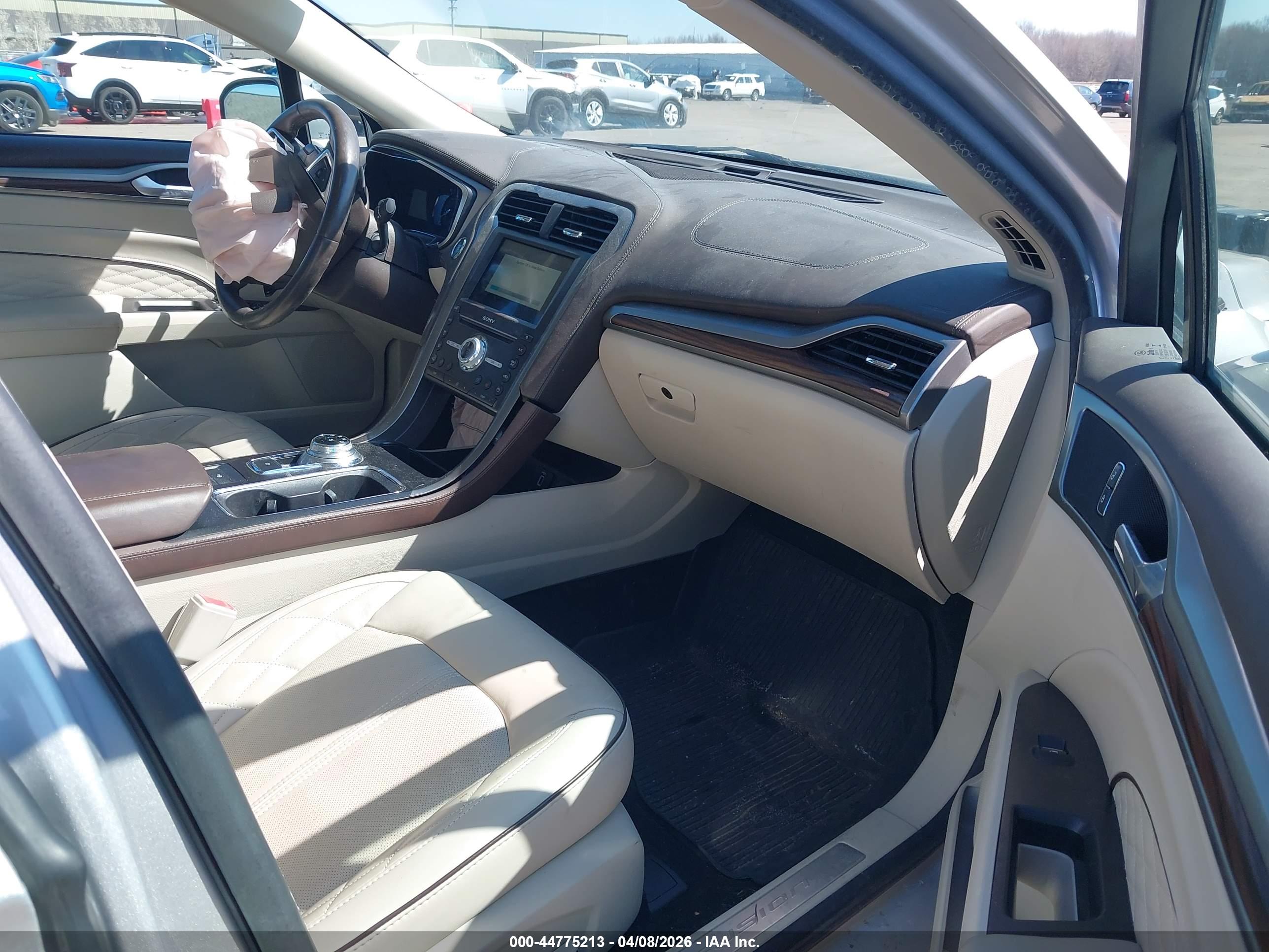 FORD FUSION image 5