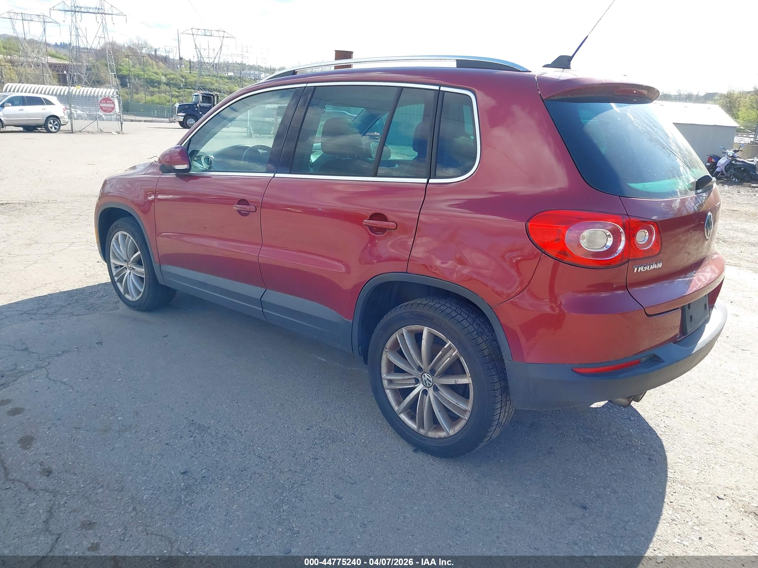 VOLKSWAGEN TIGUAN image 3