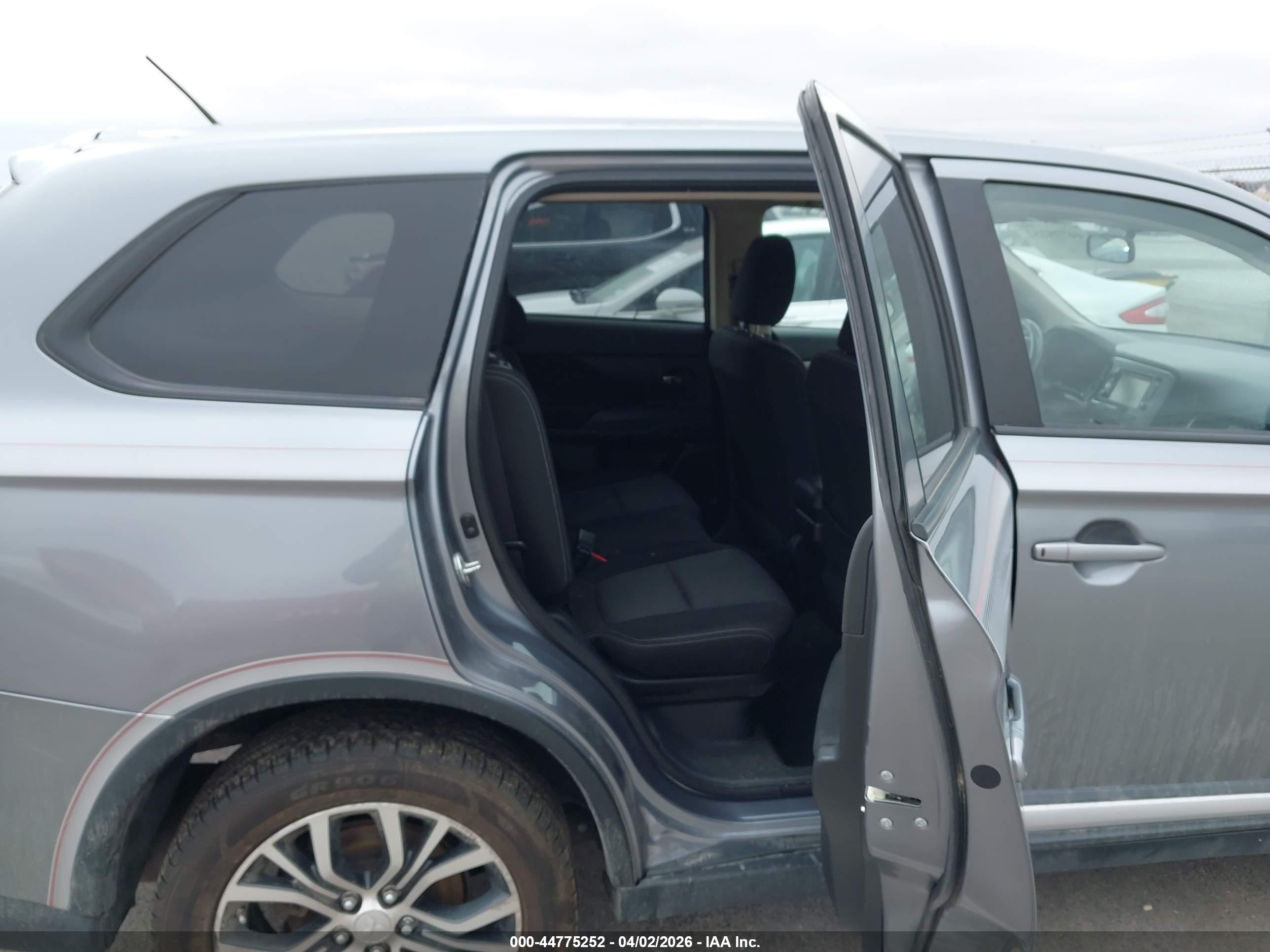 MITSUBISHI OUTLANDER image 8