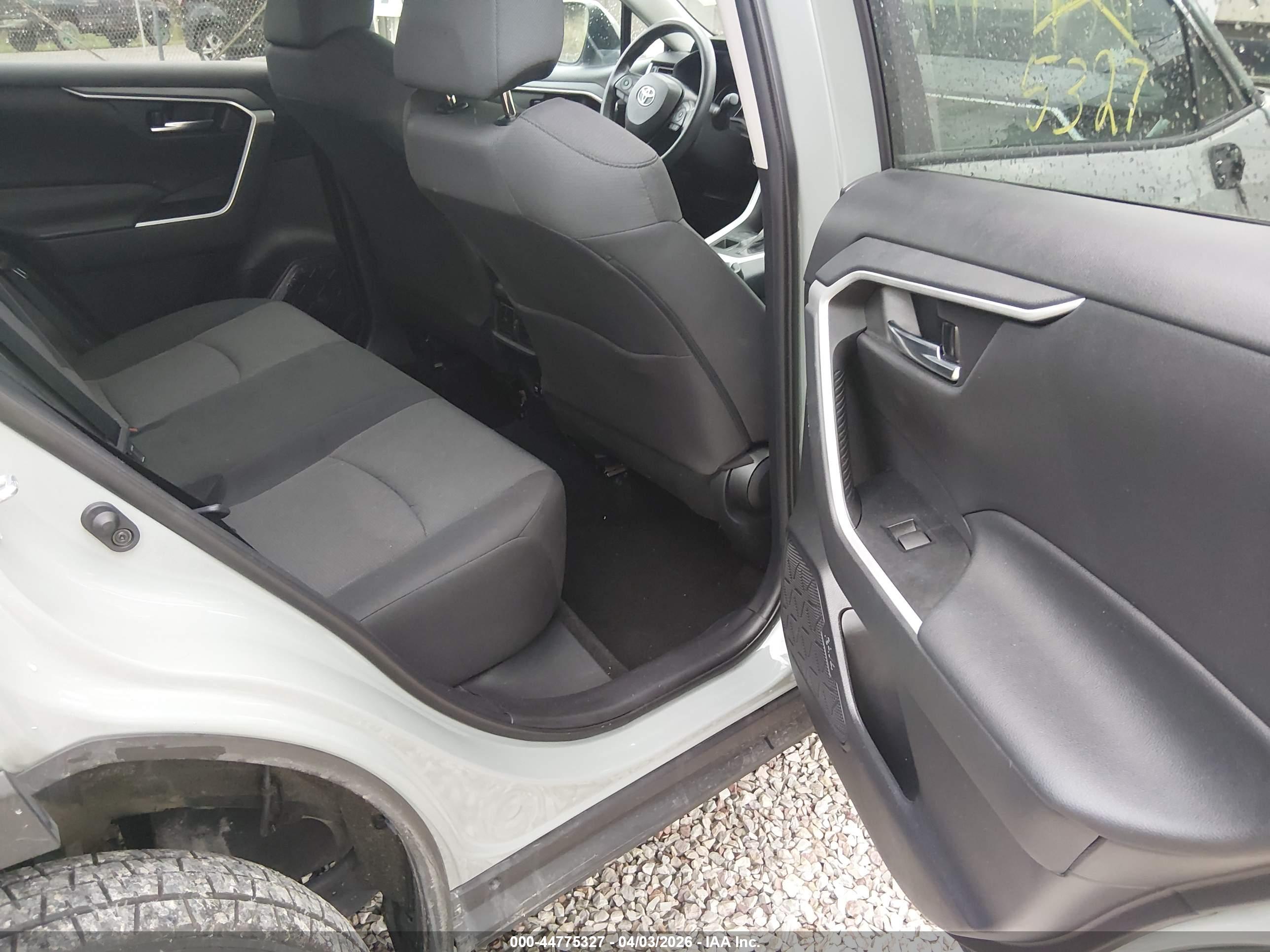 TOYOTA RAV4 image 8