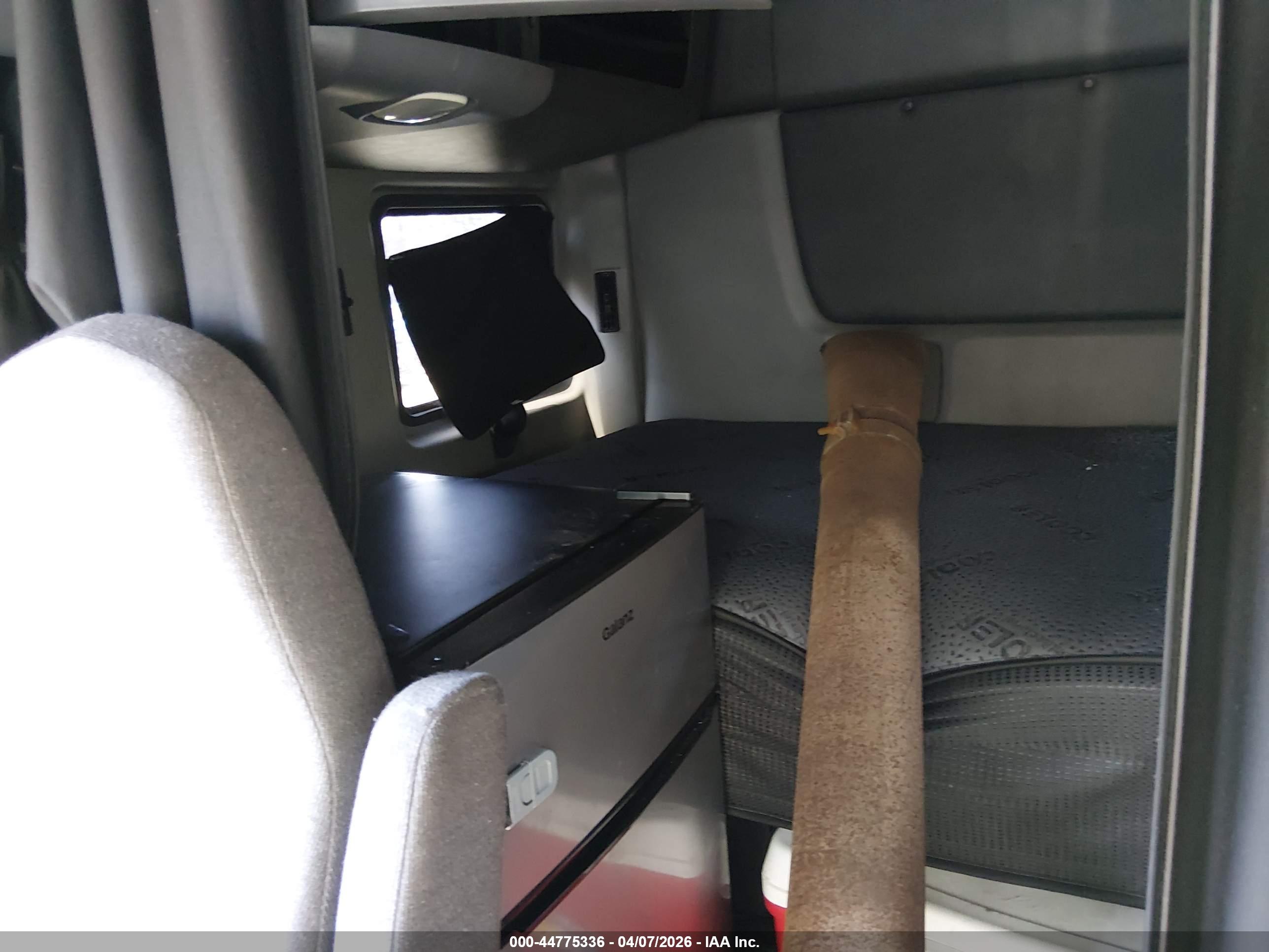 INTERNATIONAL LT image 7