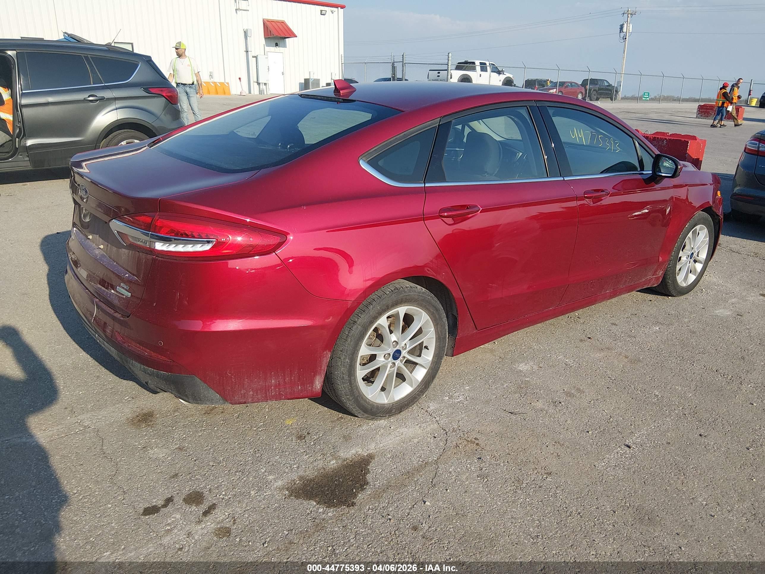 FORD FUSION image 4
