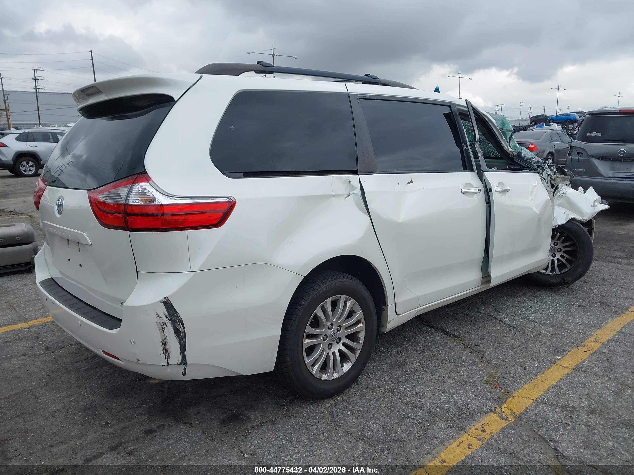 TOYOTA SIENNA image 4