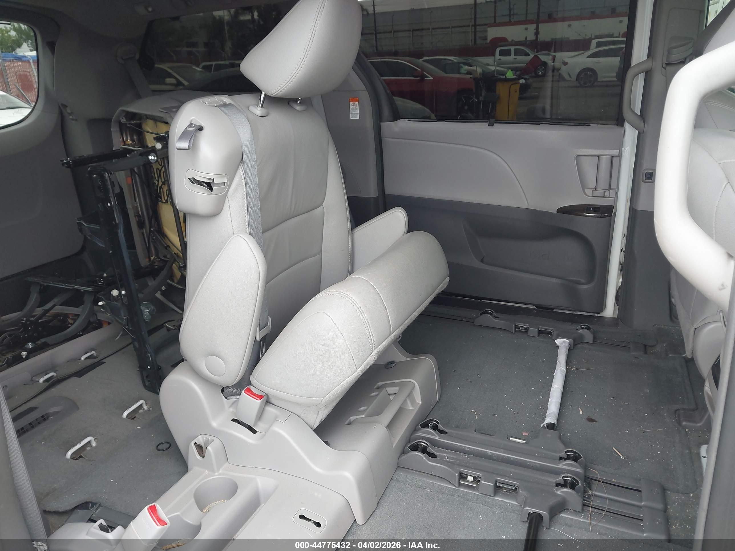 TOYOTA SIENNA image 8