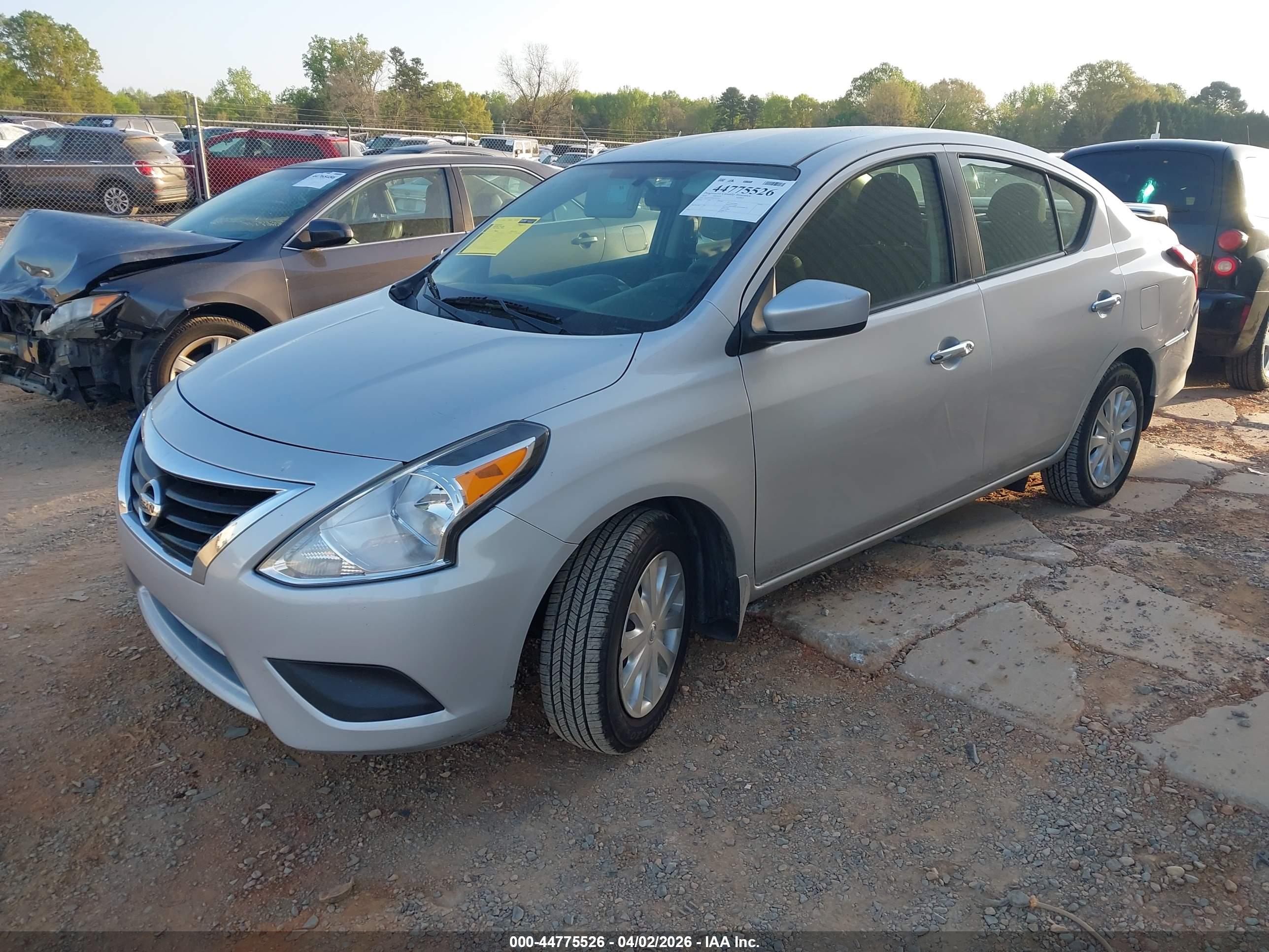 NISSAN VERSA image 2