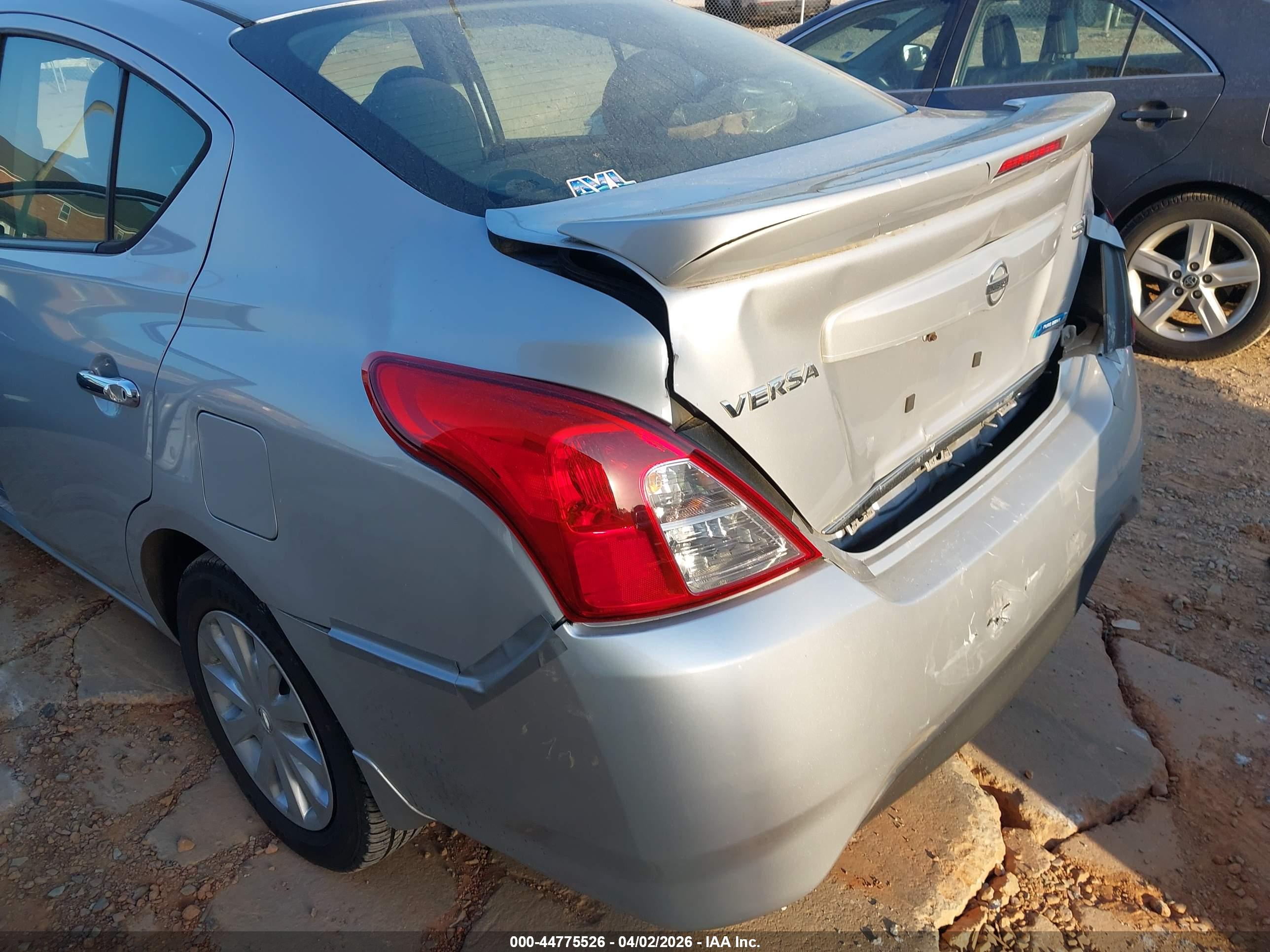 NISSAN VERSA image 6