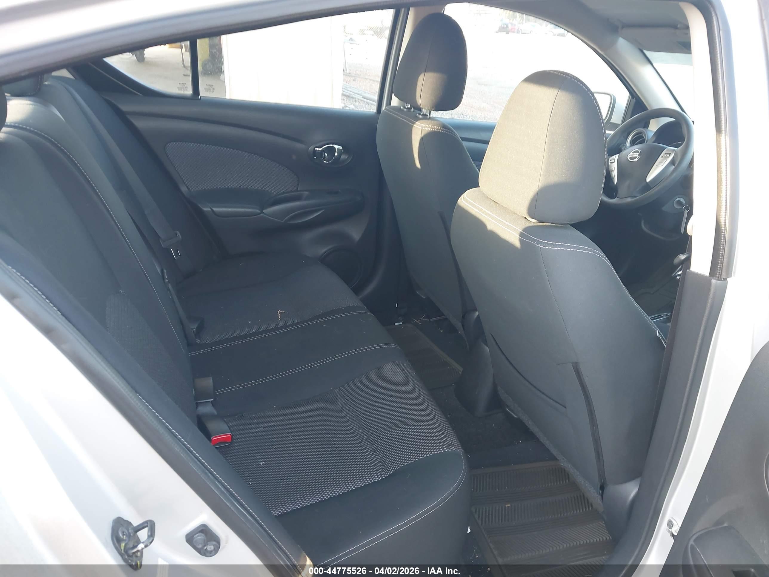 NISSAN VERSA image 8