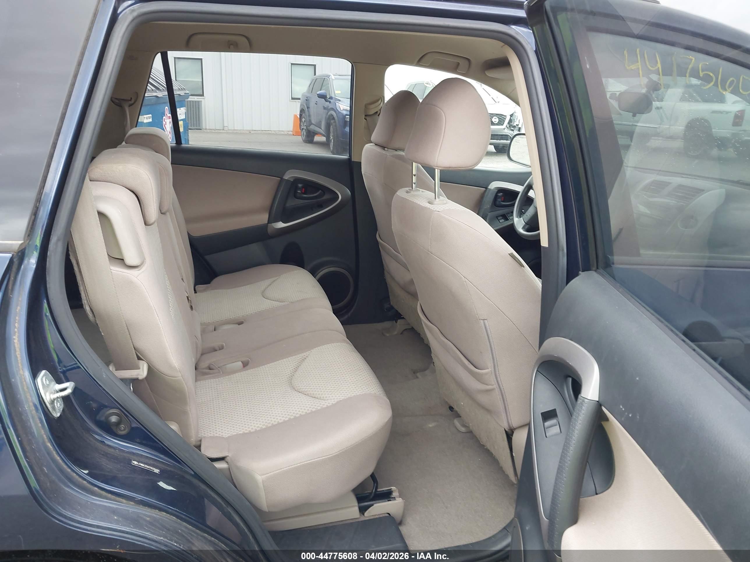 TOYOTA RAV4 image 8