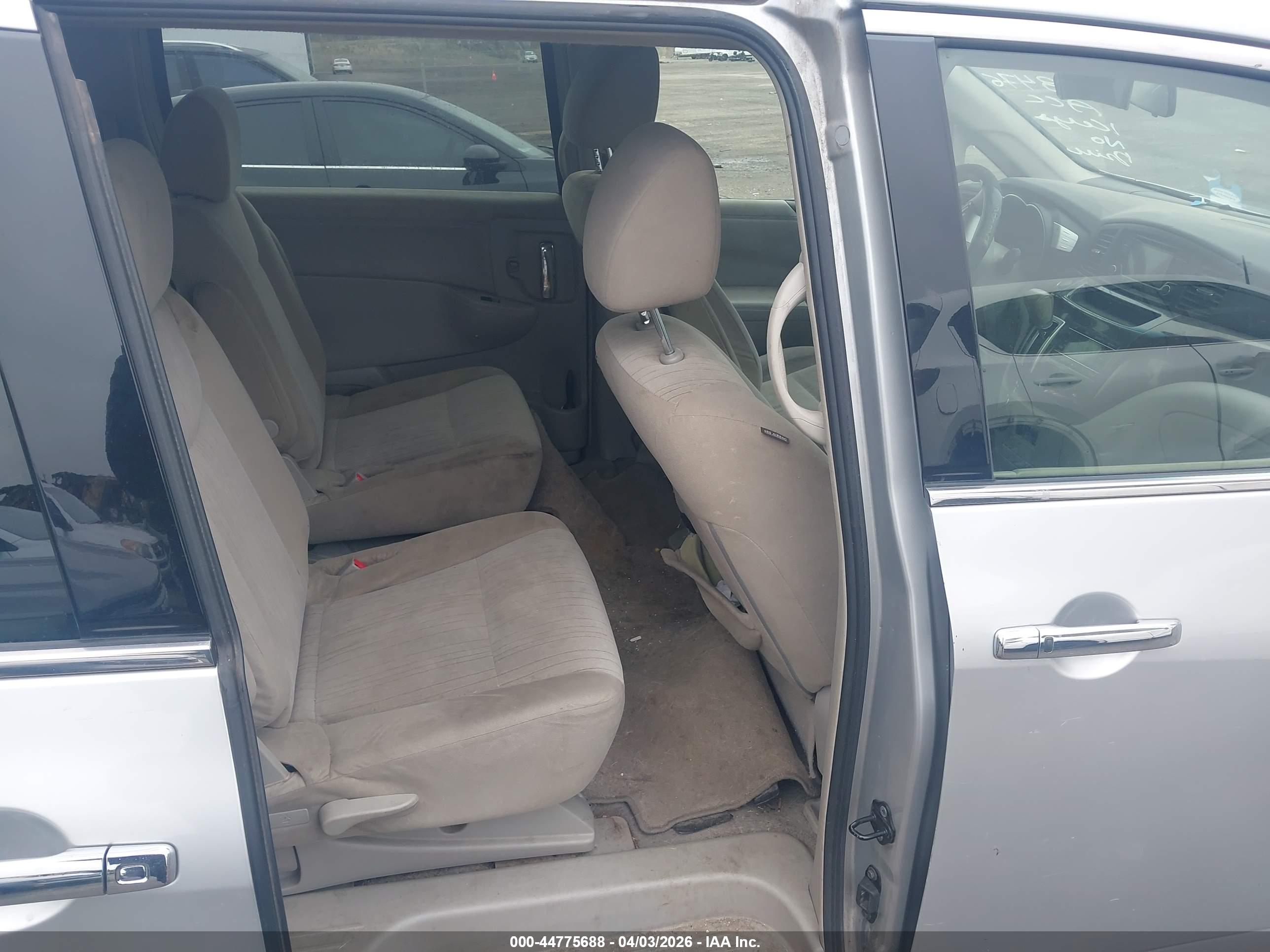 NISSAN QUEST image 8