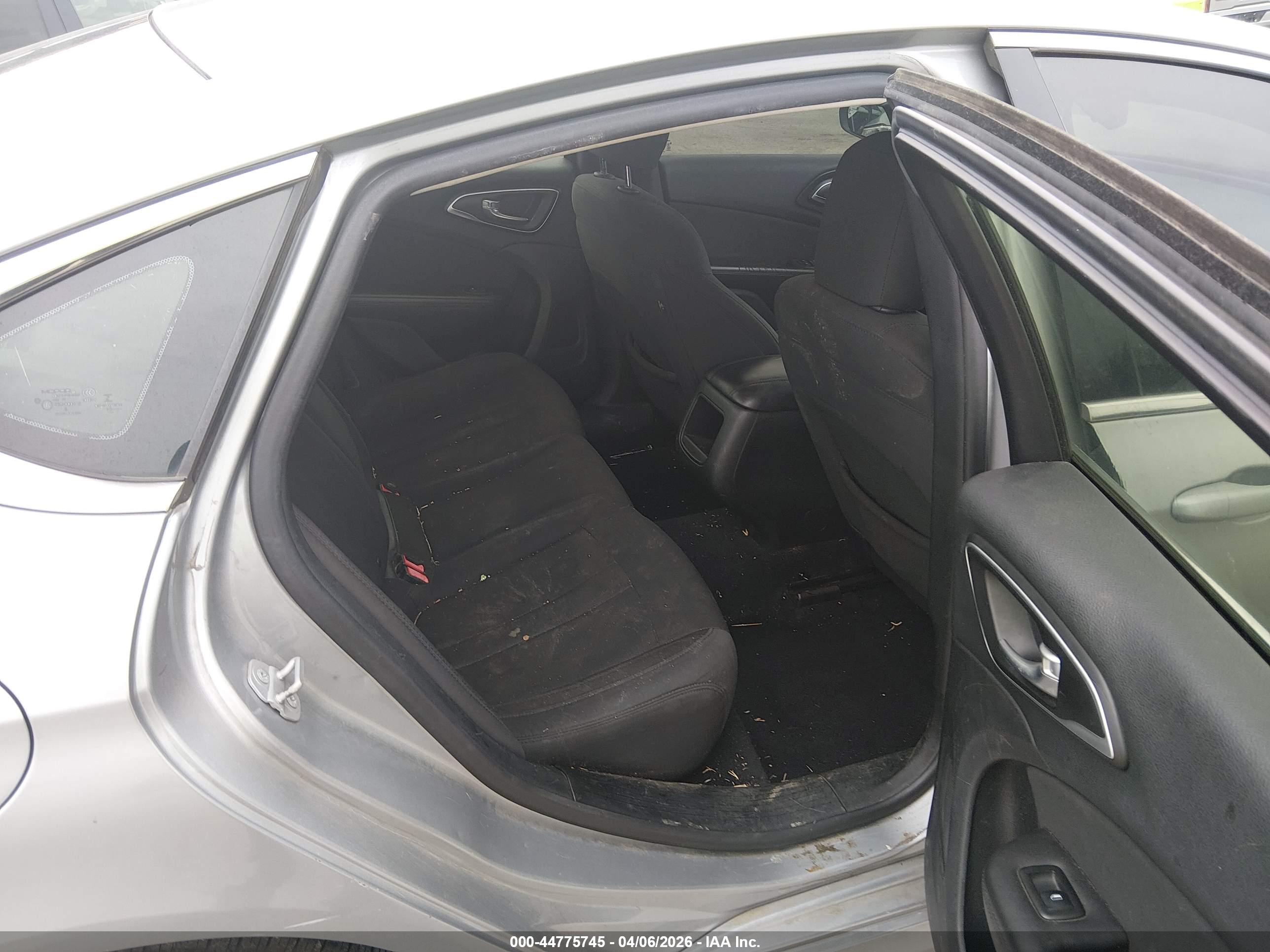 CHRYSLER 200 image 8