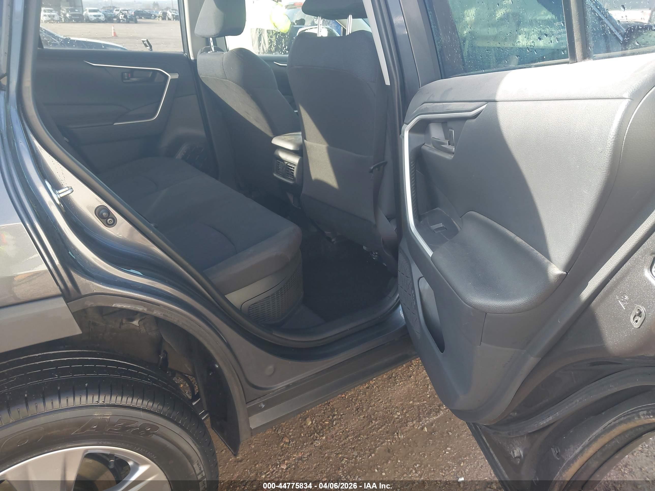 TOYOTA RAV4 image 8