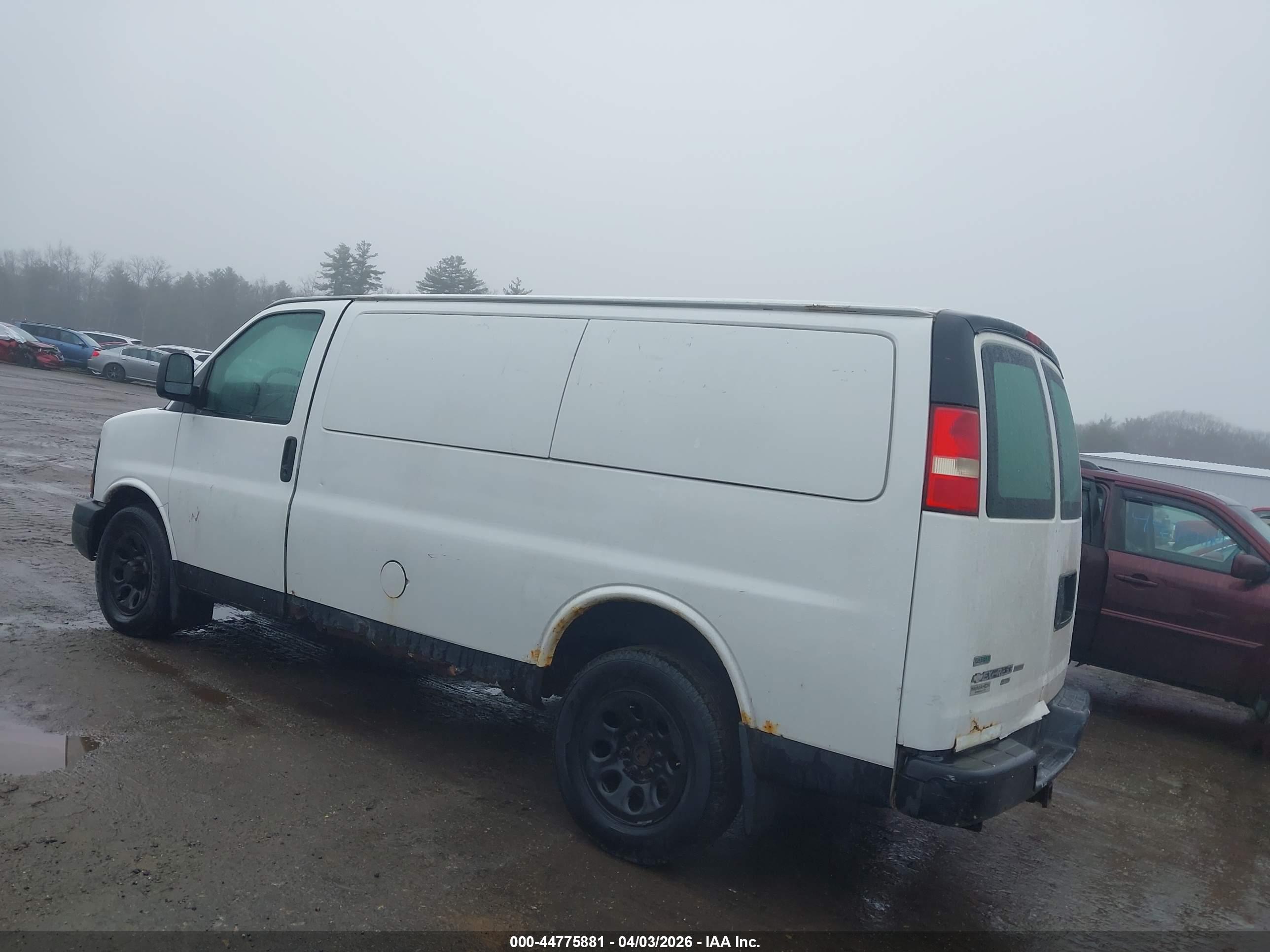 CHEVROLET EXPRESS image 3