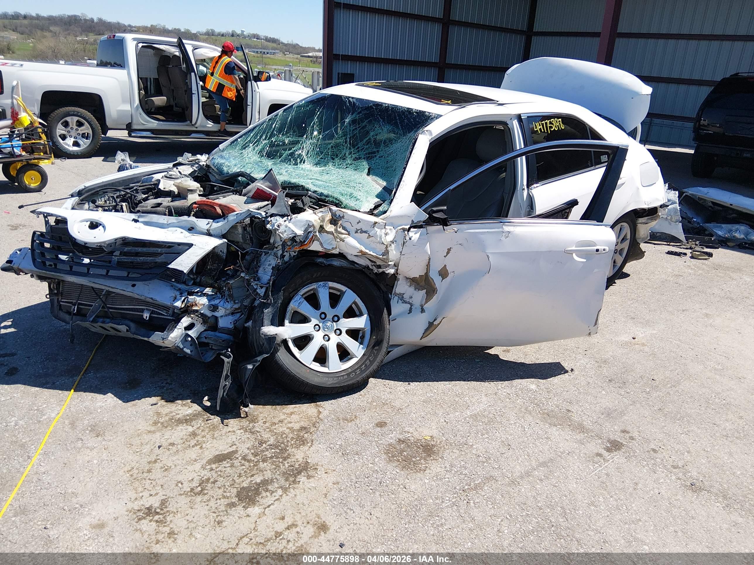 TOYOTA CAMRY image 2