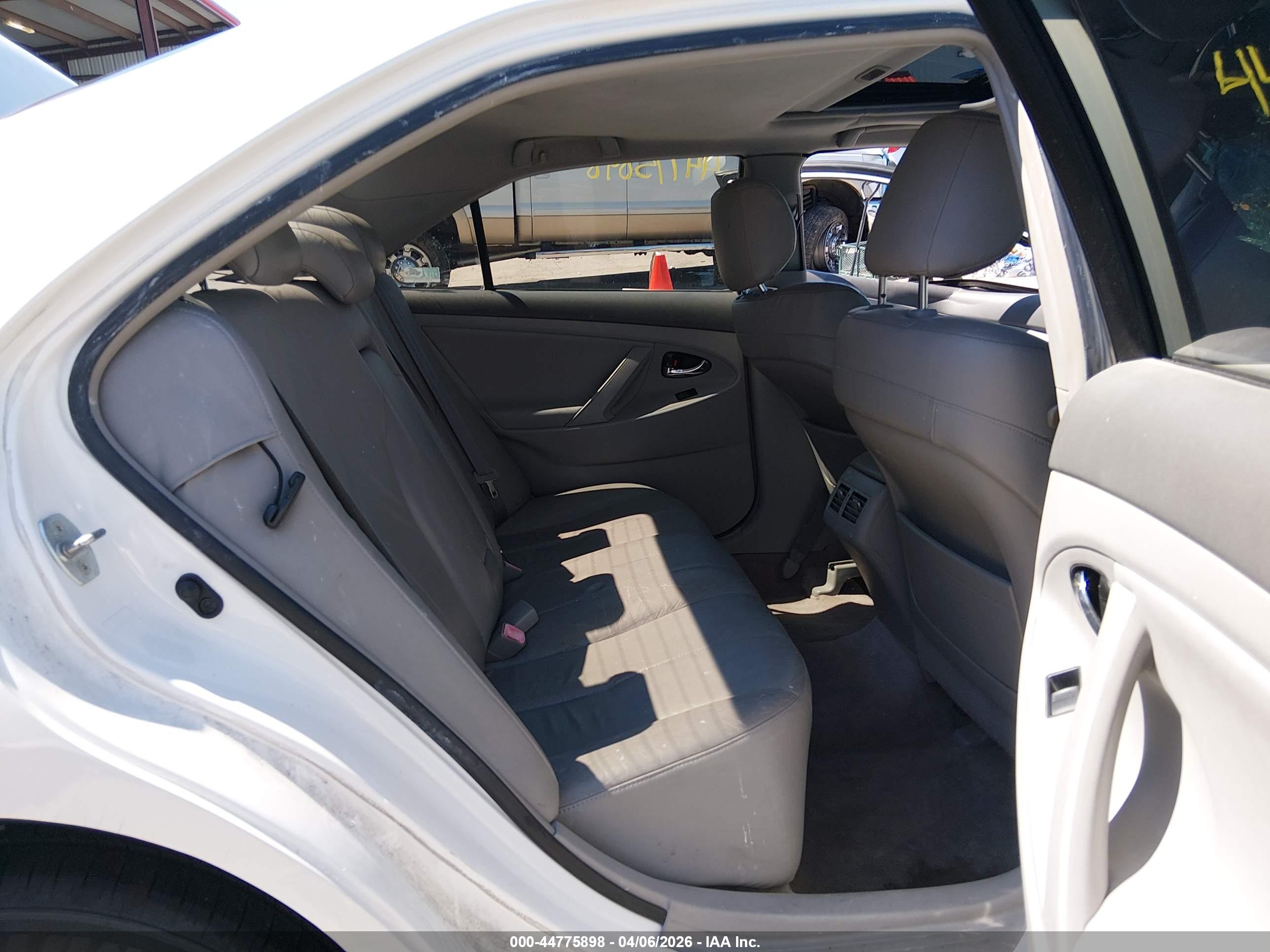 TOYOTA CAMRY image 8