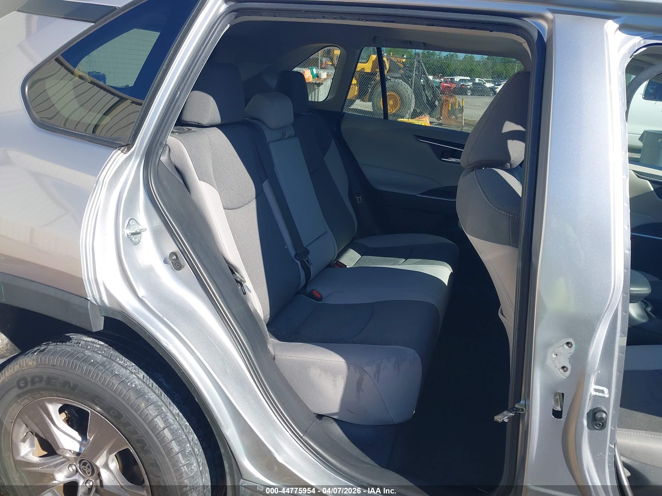TOYOTA RAV4 image 8