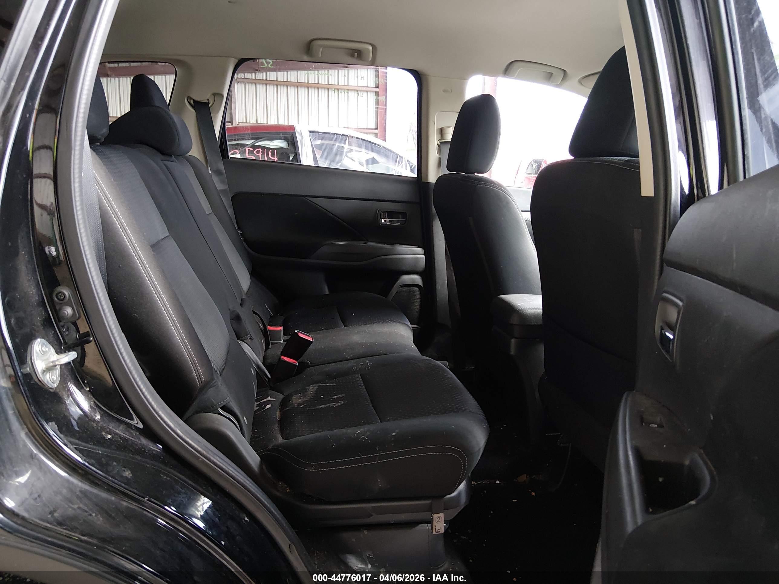 MITSUBISHI OUTLANDER image 8