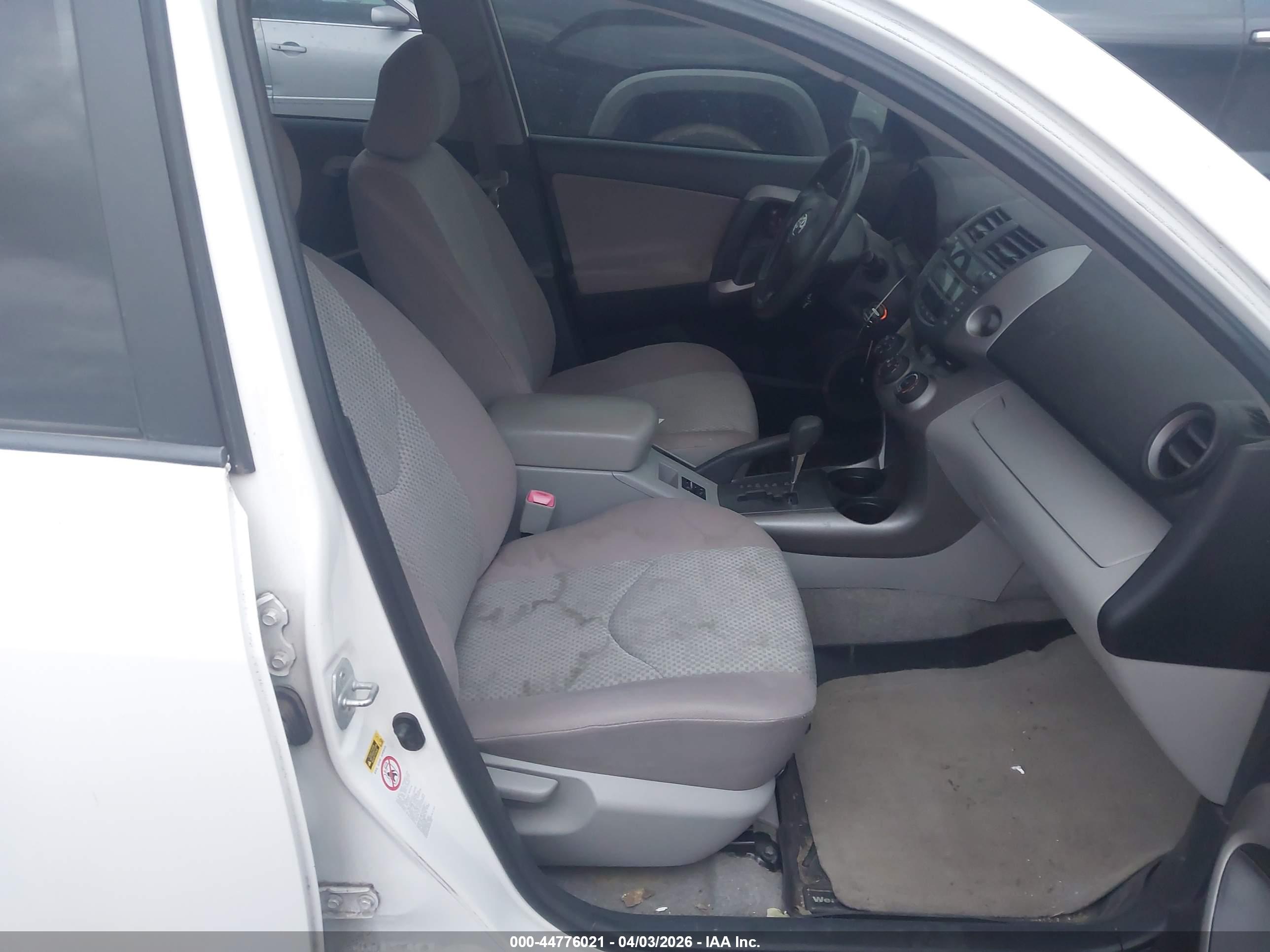TOYOTA RAV4 image 5