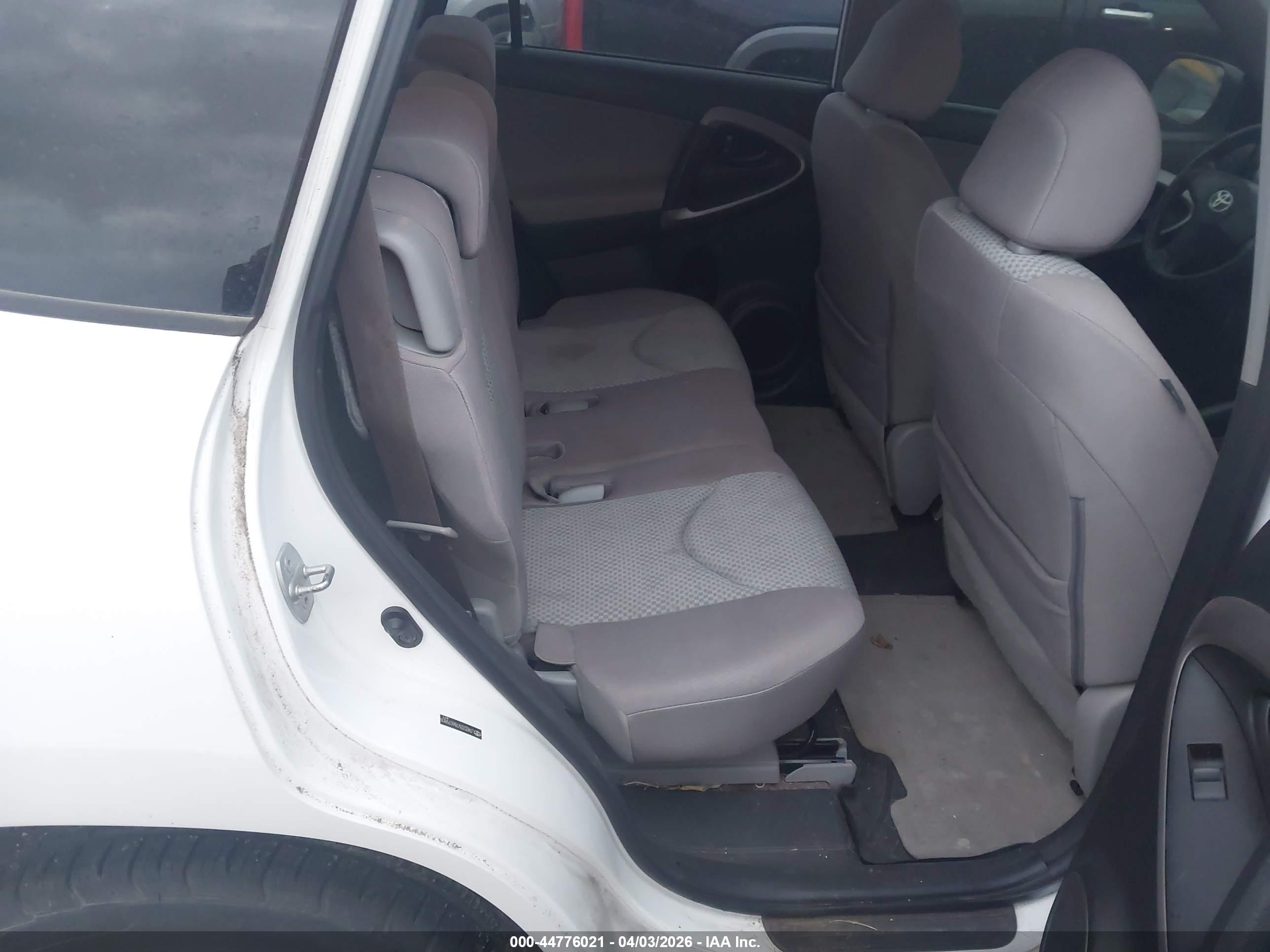 TOYOTA RAV4 image 8