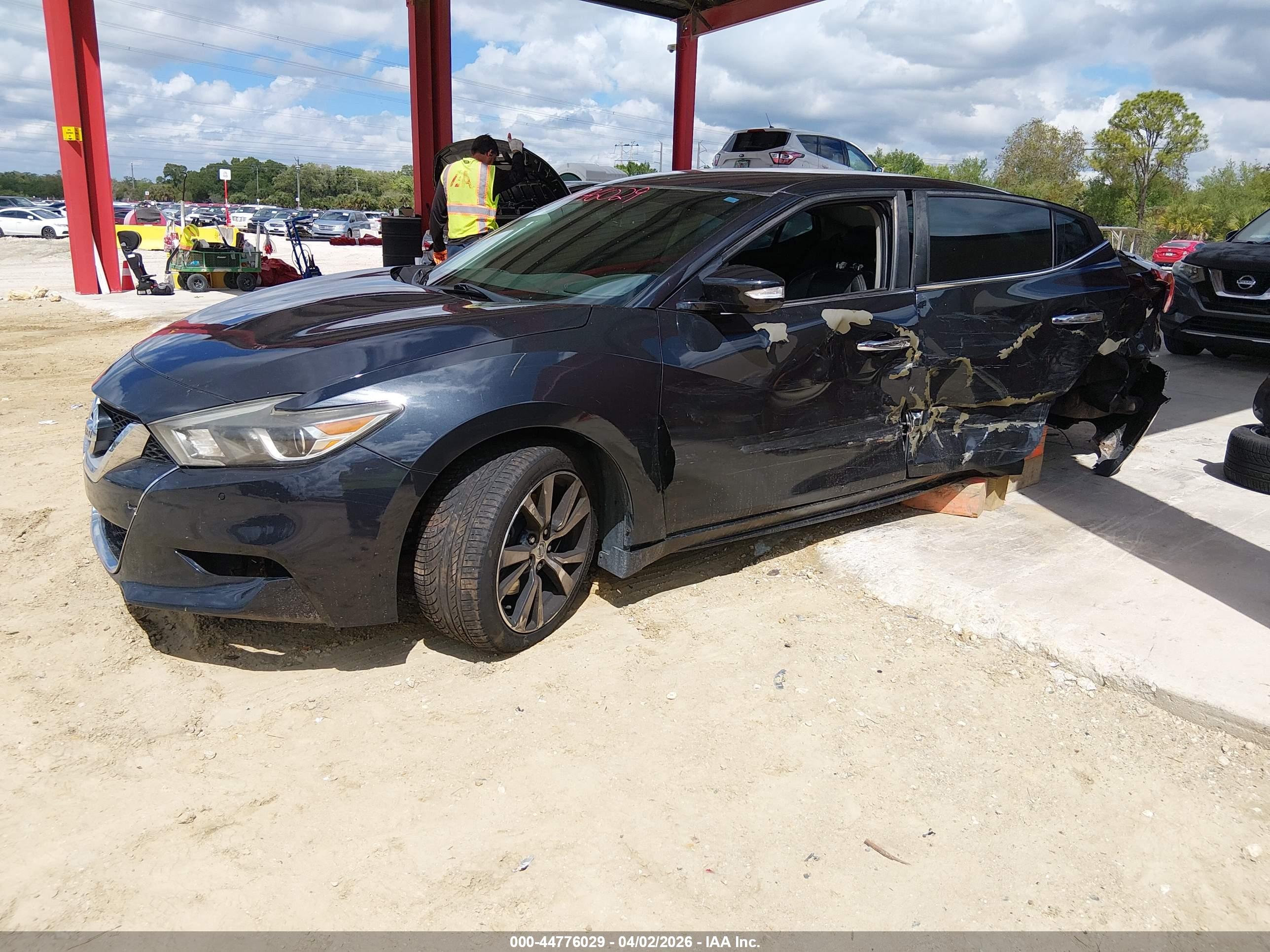 NISSAN MAXIMA image 2