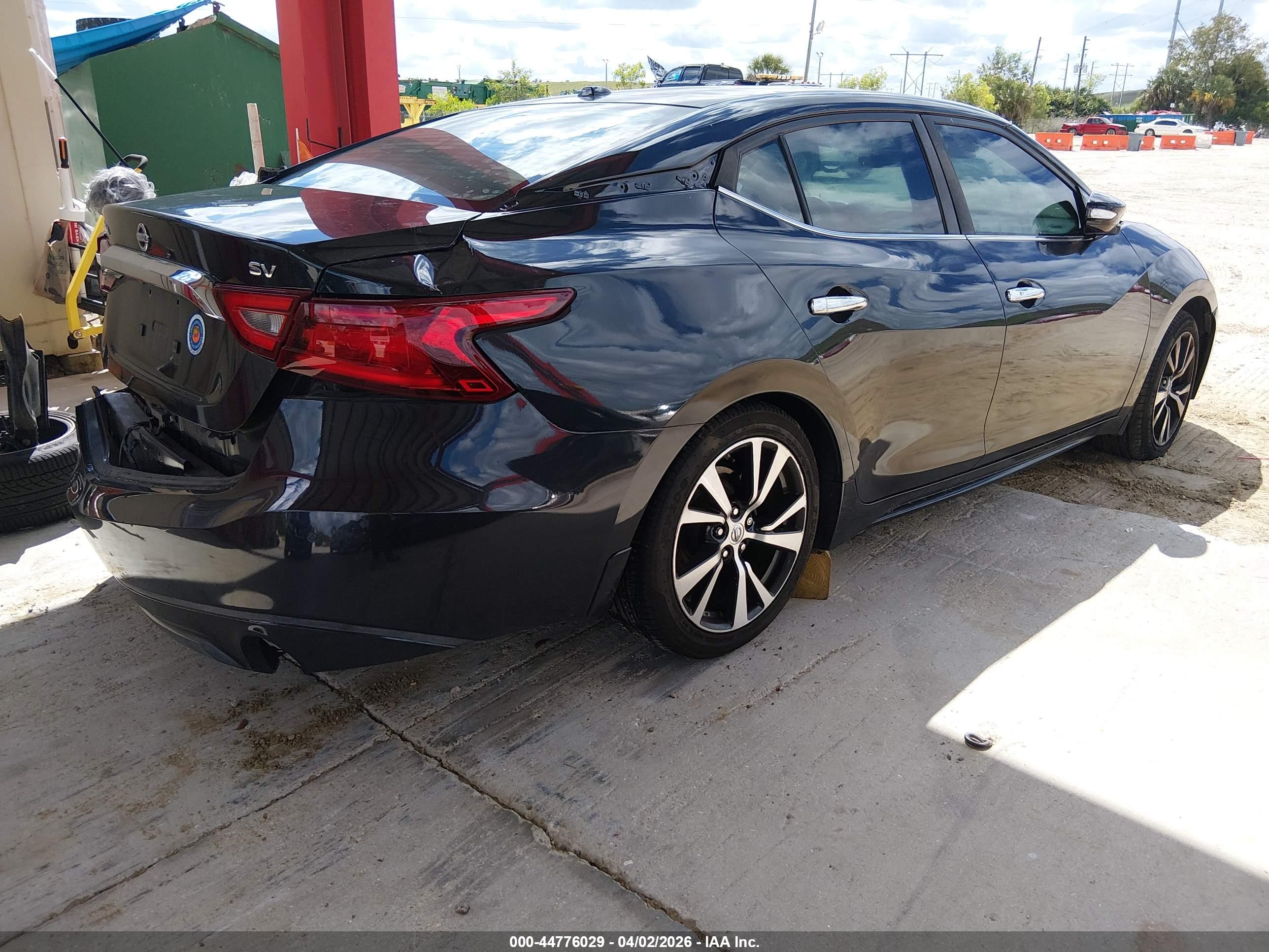 NISSAN MAXIMA image 4