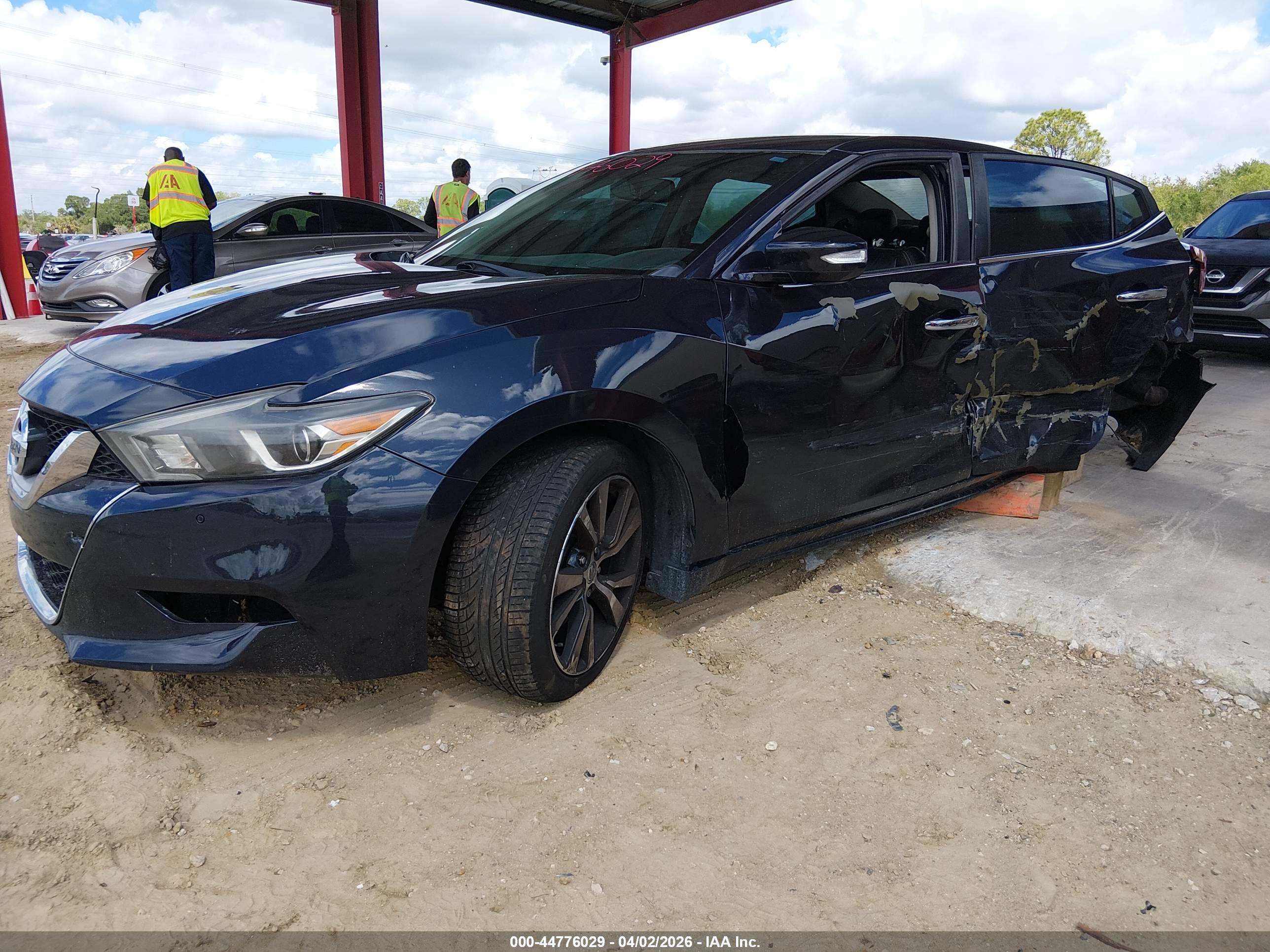 NISSAN MAXIMA image 6