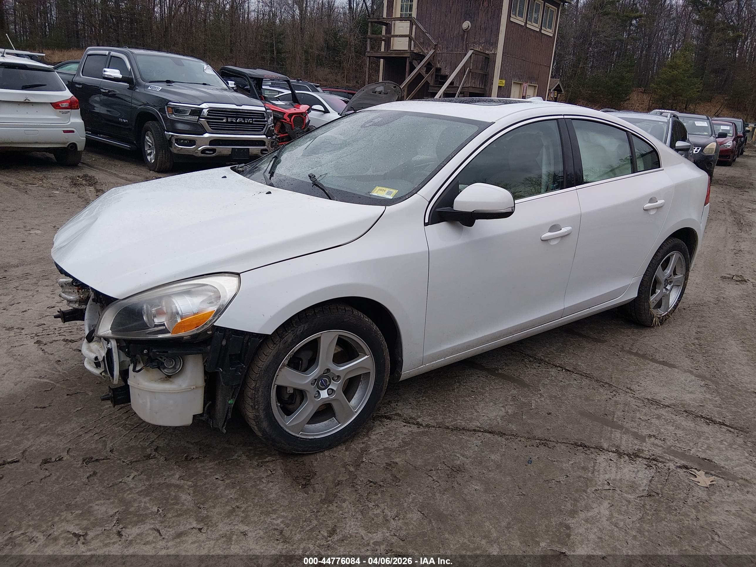 VOLVO S60 image 2