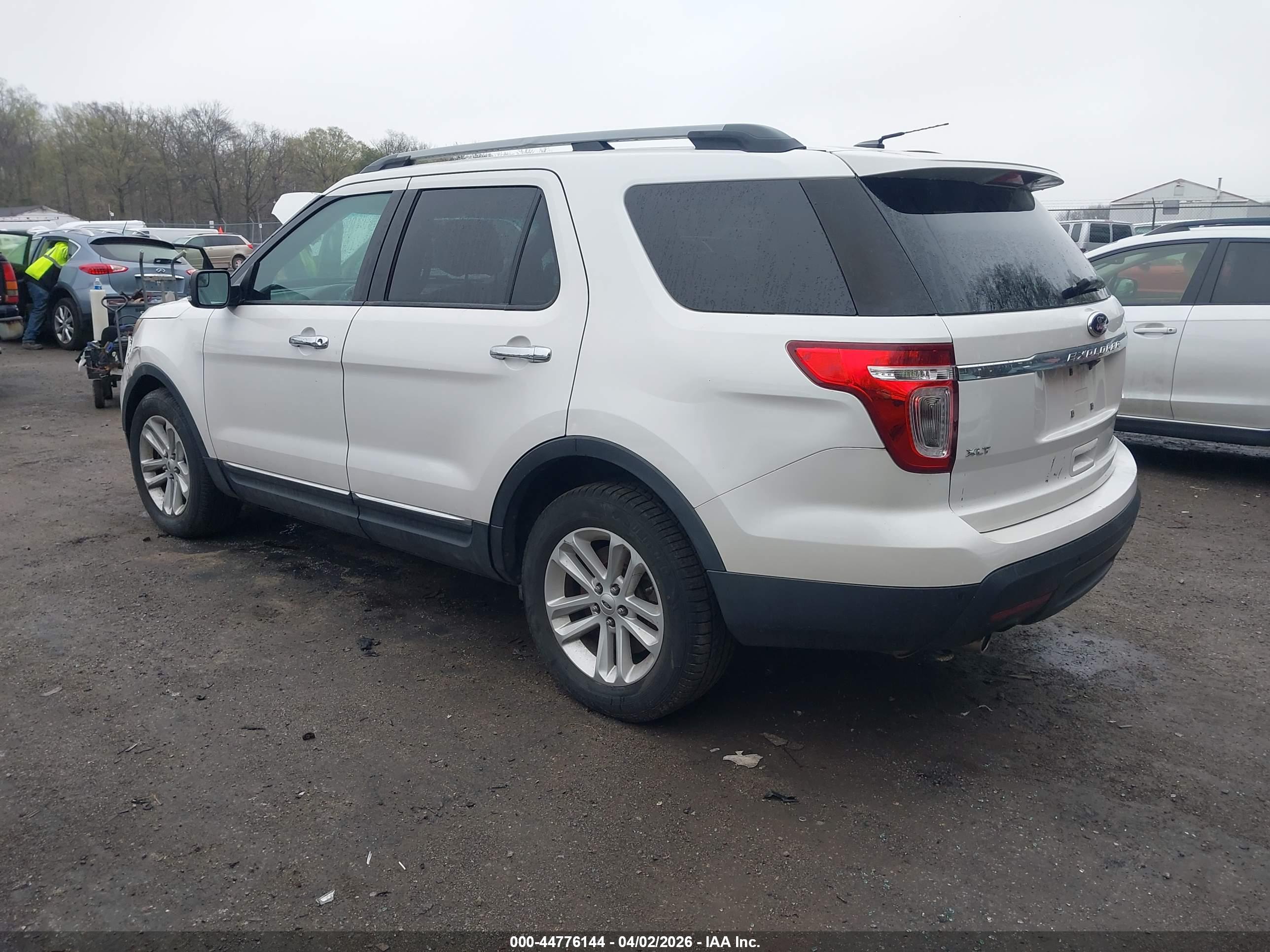 FORD EXPLORER image 3