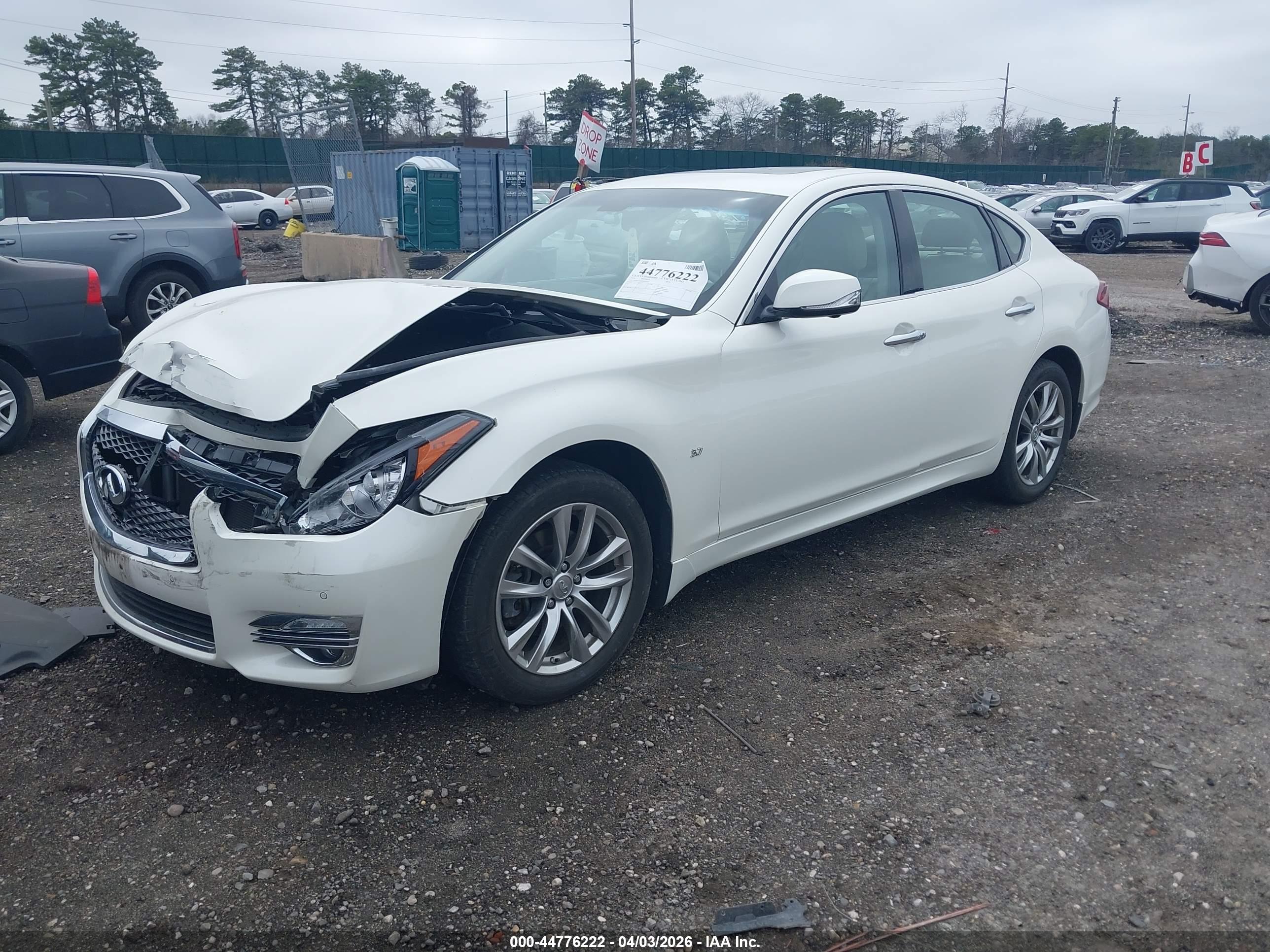 INFINITI Q70 image 2