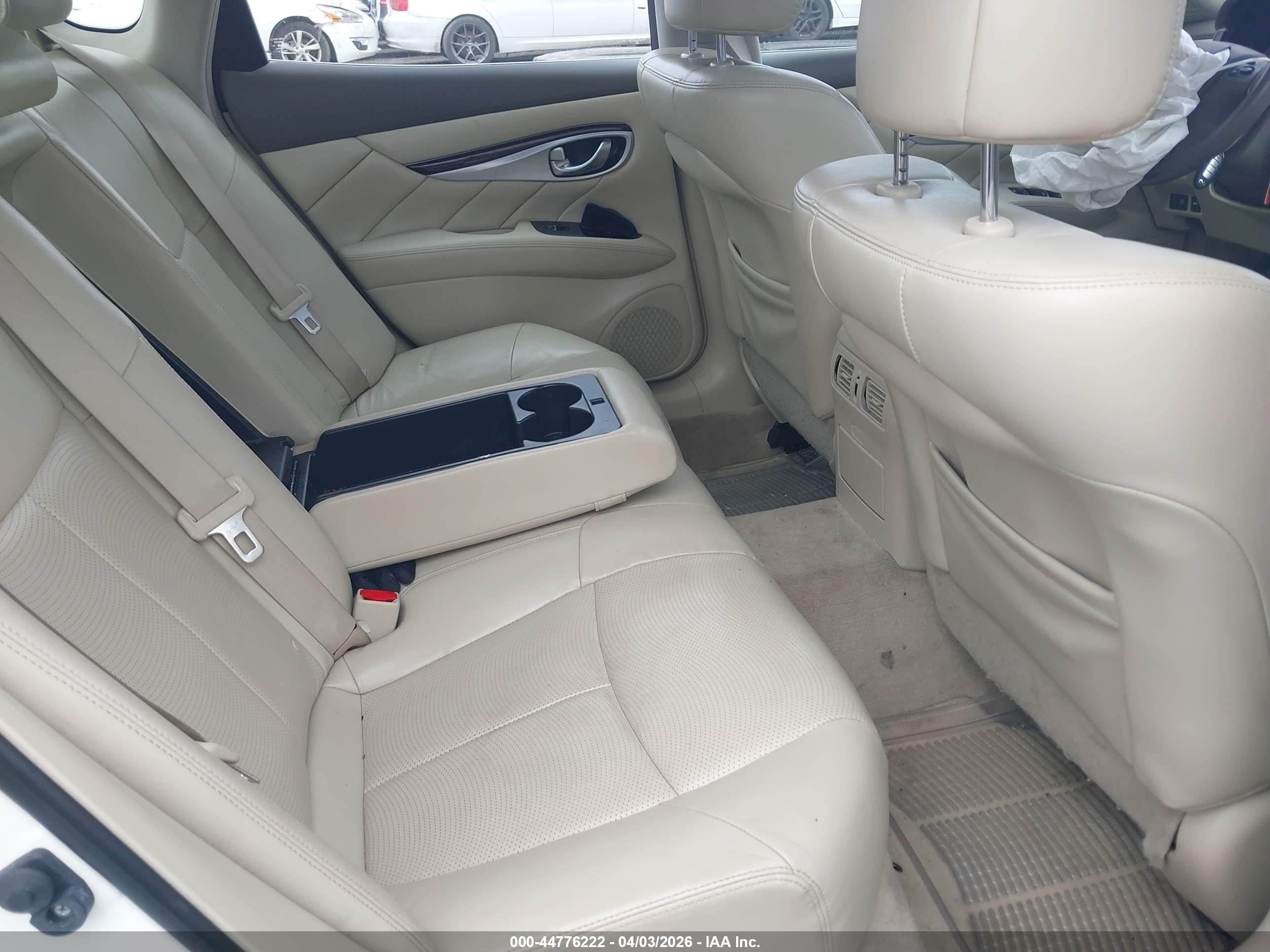 INFINITI Q70 image 8