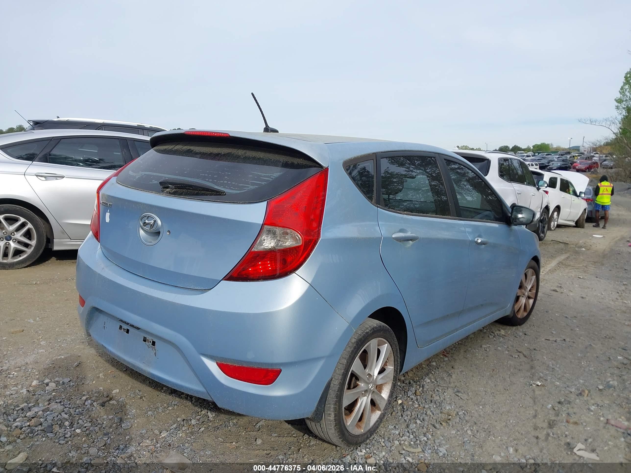 HYUNDAI ACCENT image 4