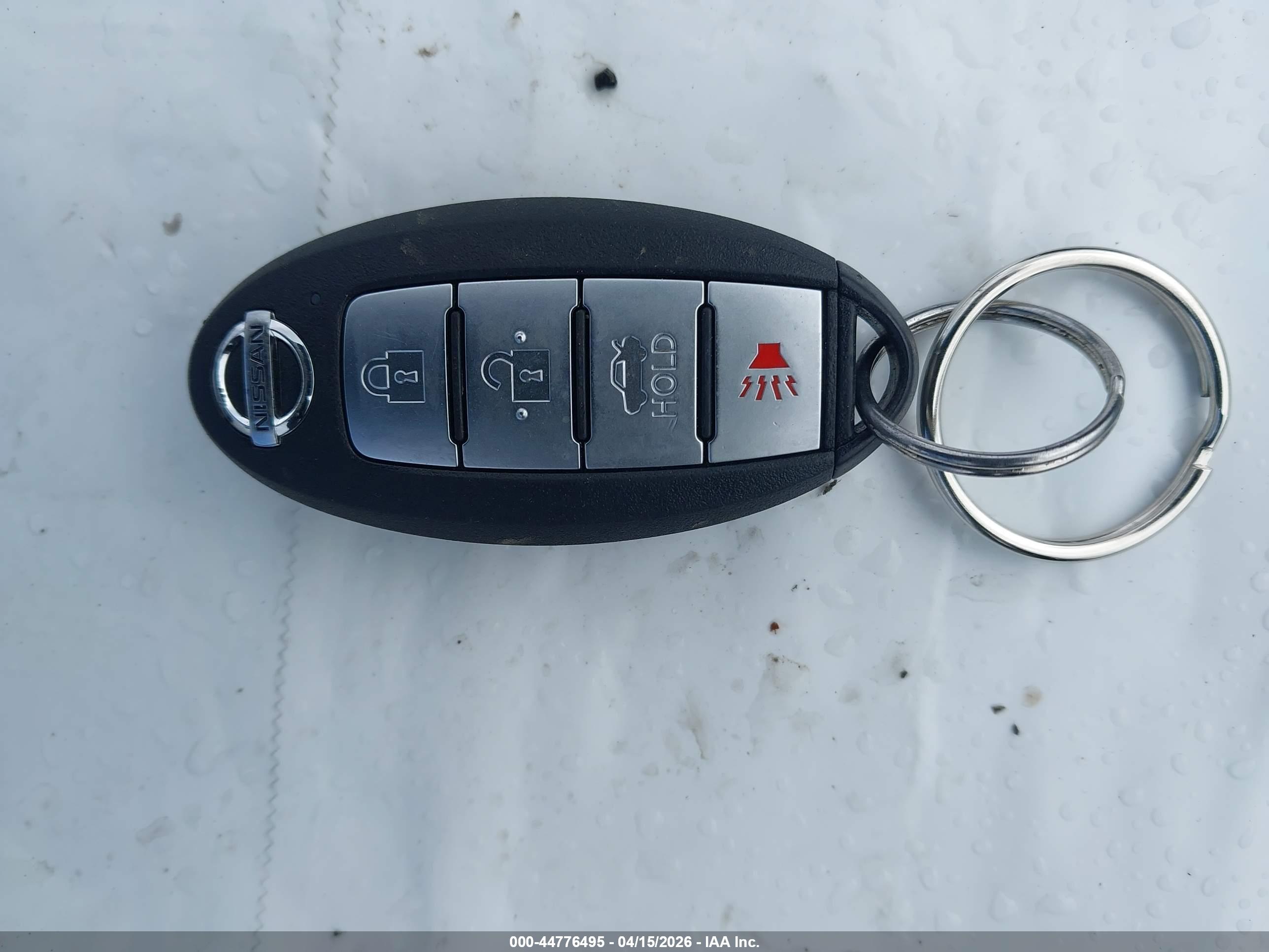 NISSAN VERSA image 11
