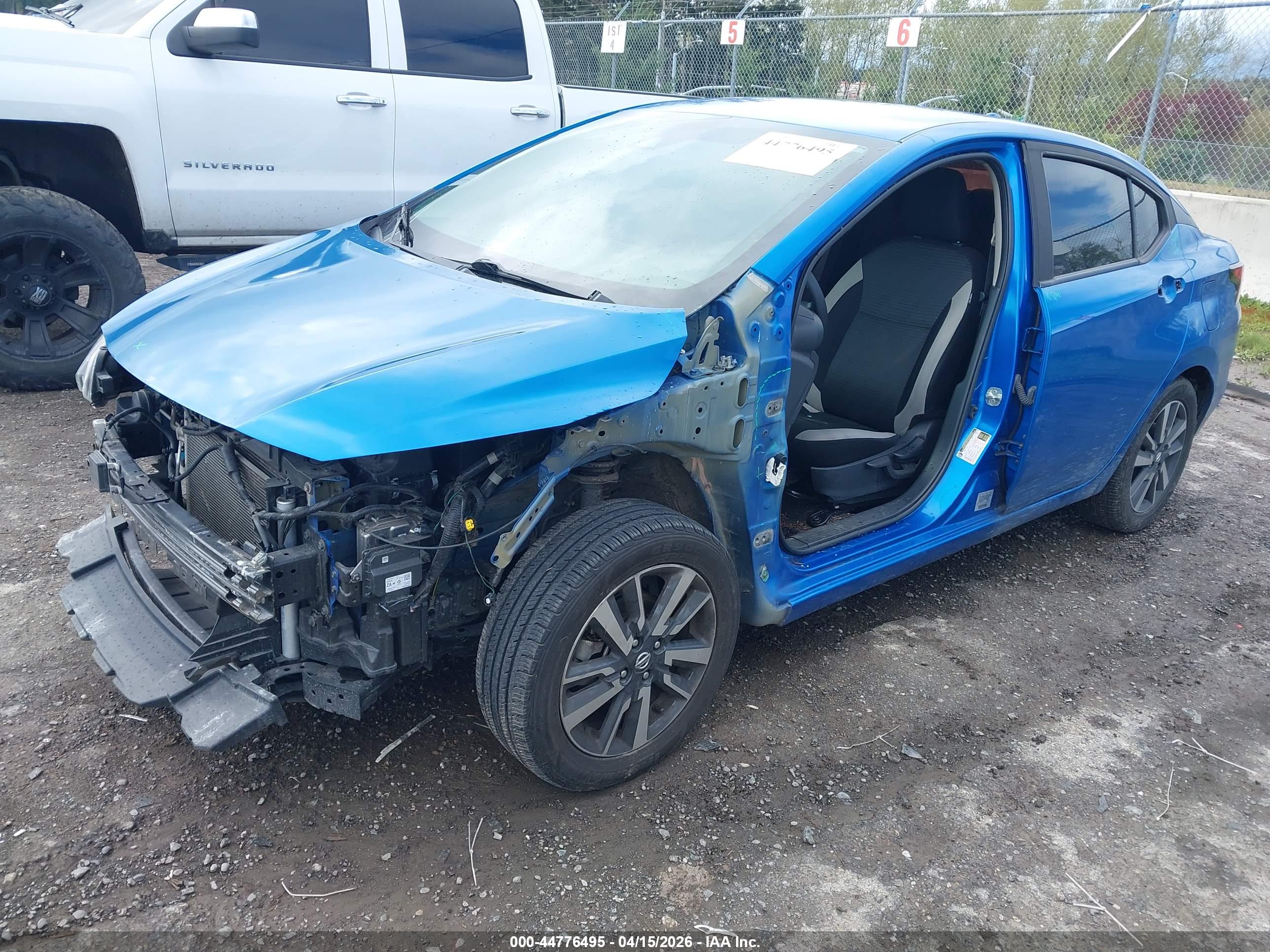 NISSAN VERSA image 2