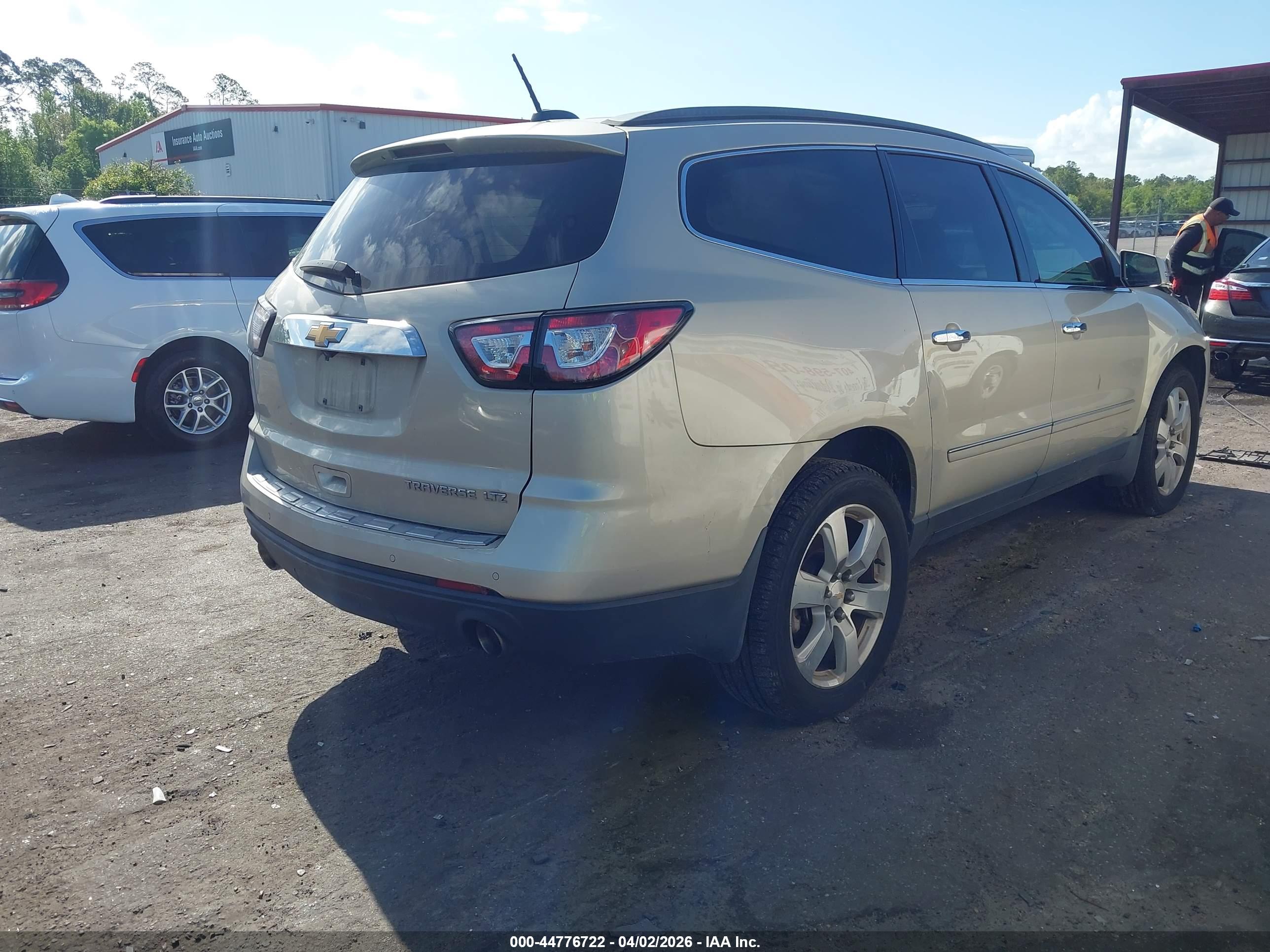 CHEVROLET TRAVERSE image 4