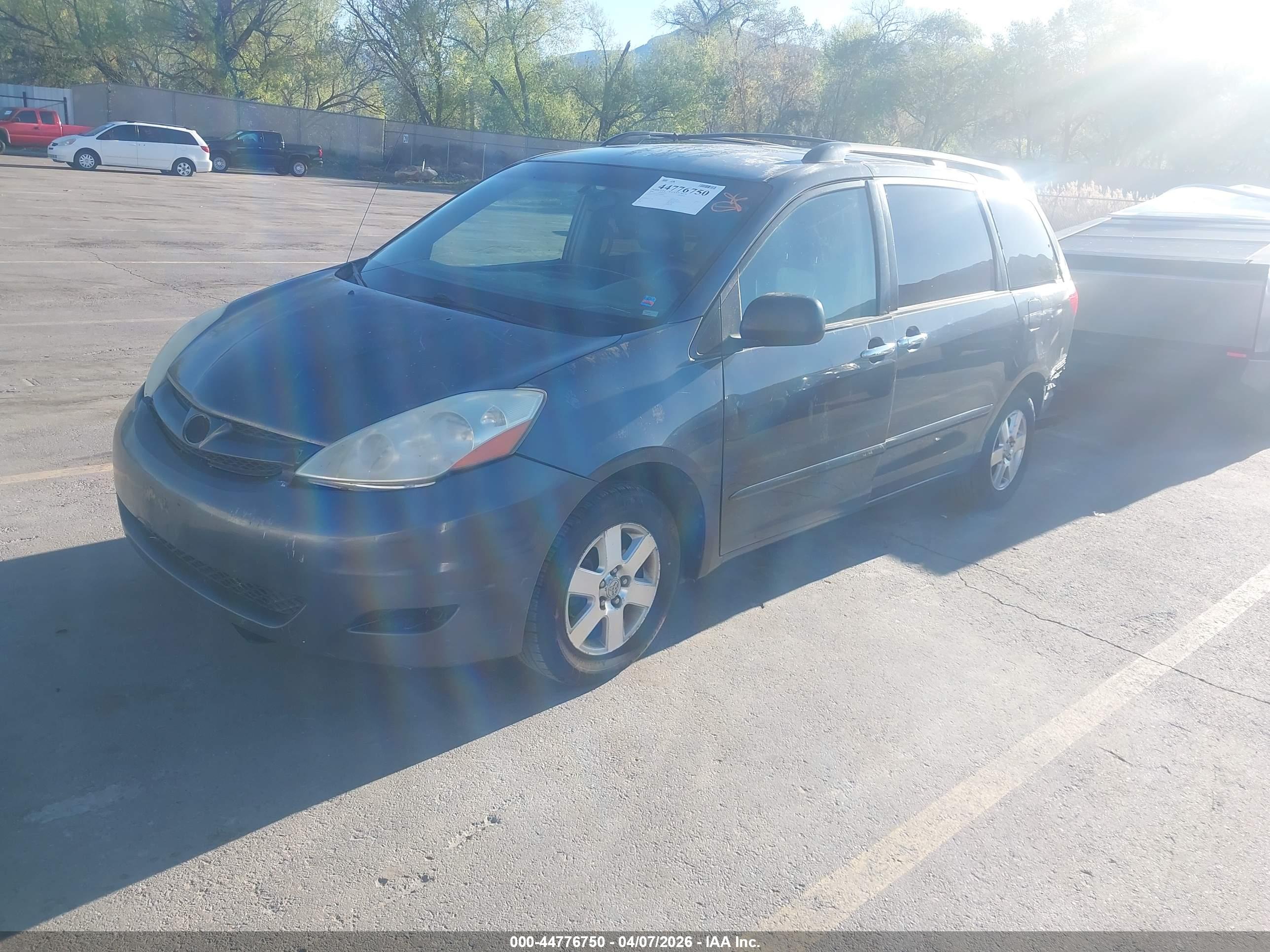 TOYOTA SIENNA image 2