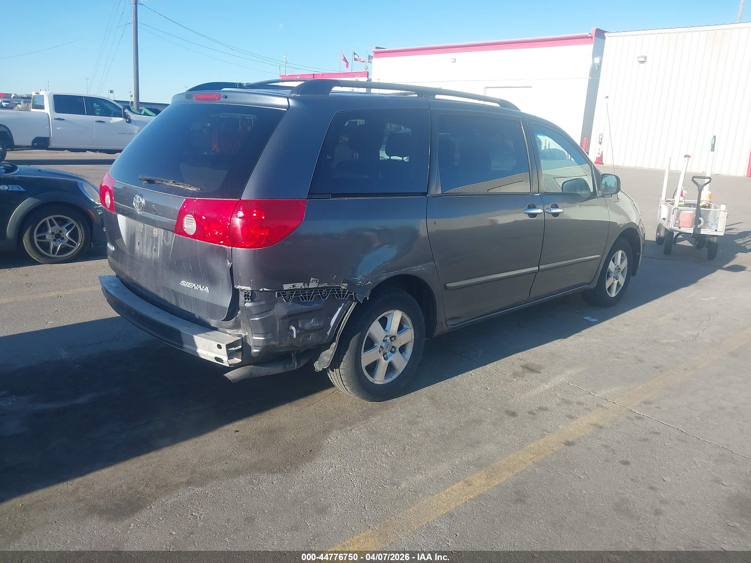 TOYOTA SIENNA image 4