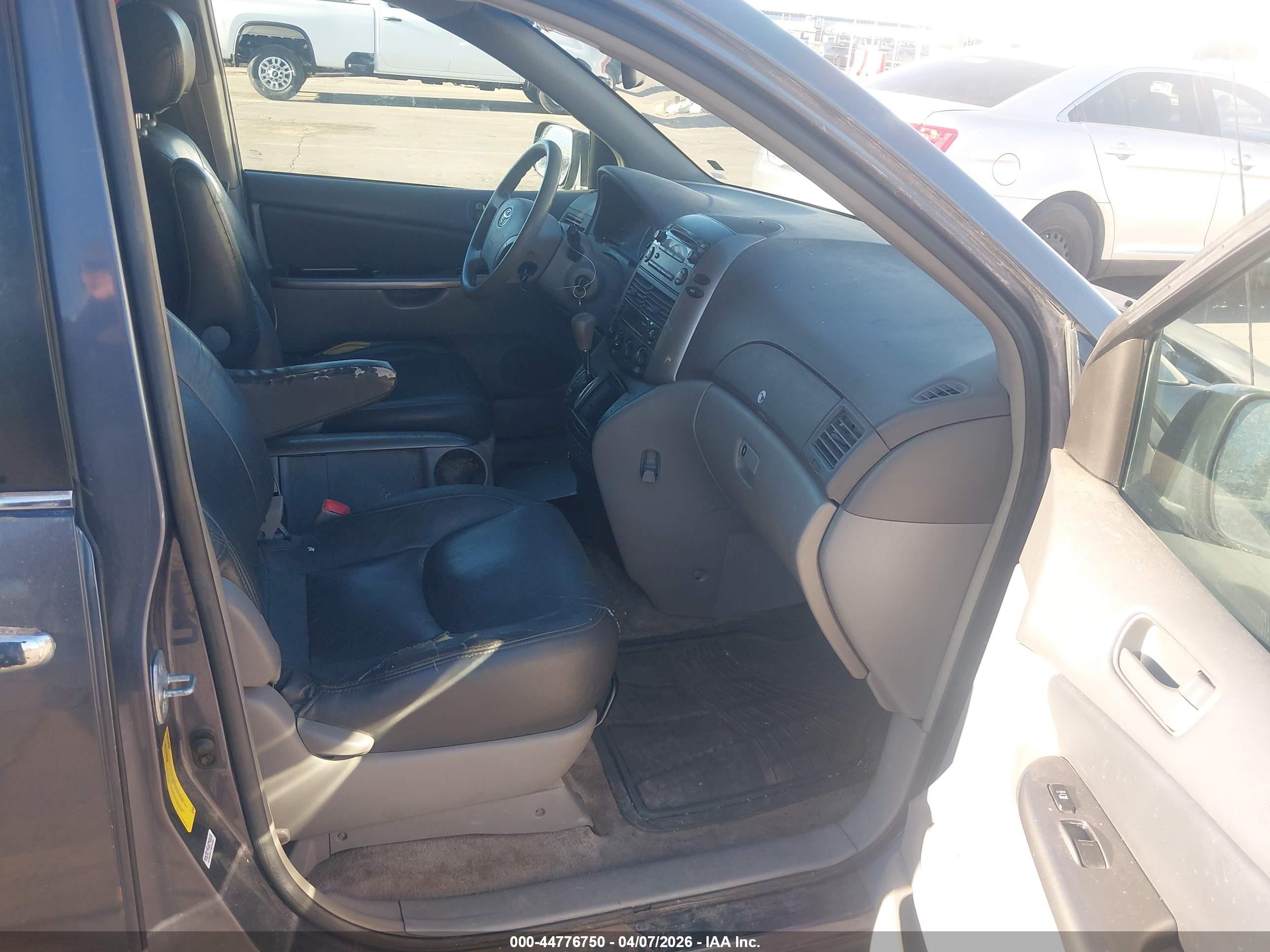 TOYOTA SIENNA image 5