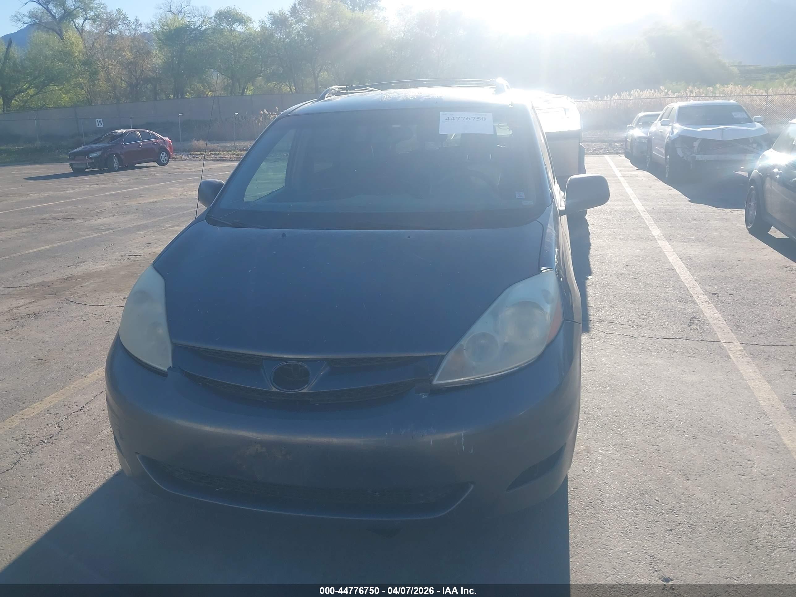 TOYOTA SIENNA image 6