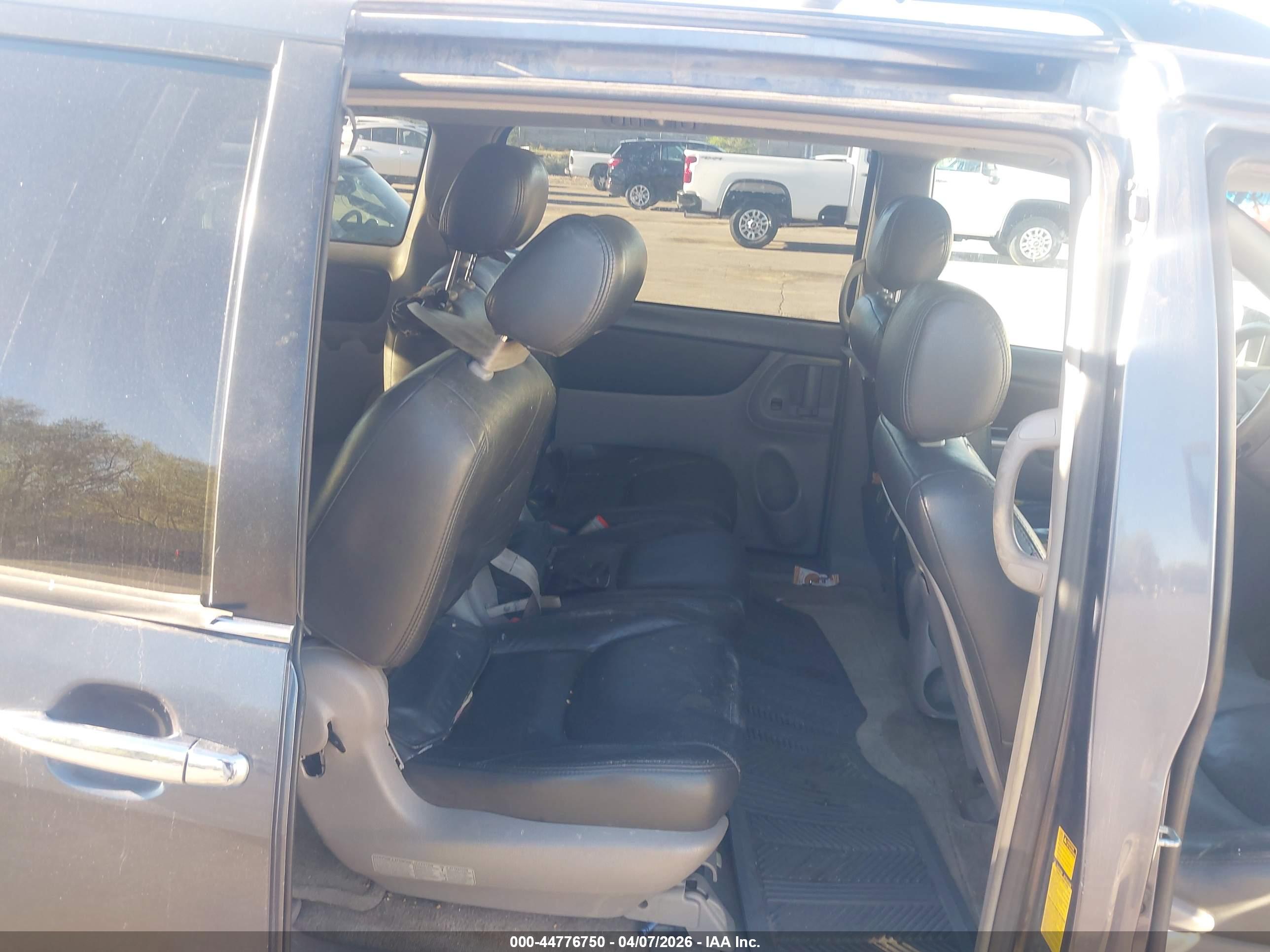 TOYOTA SIENNA image 8