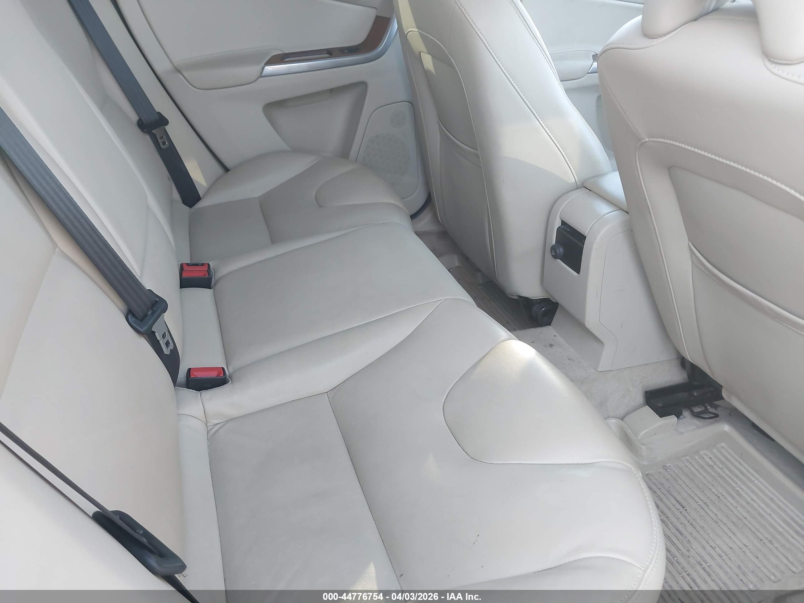 VOLVO XC60 image 8