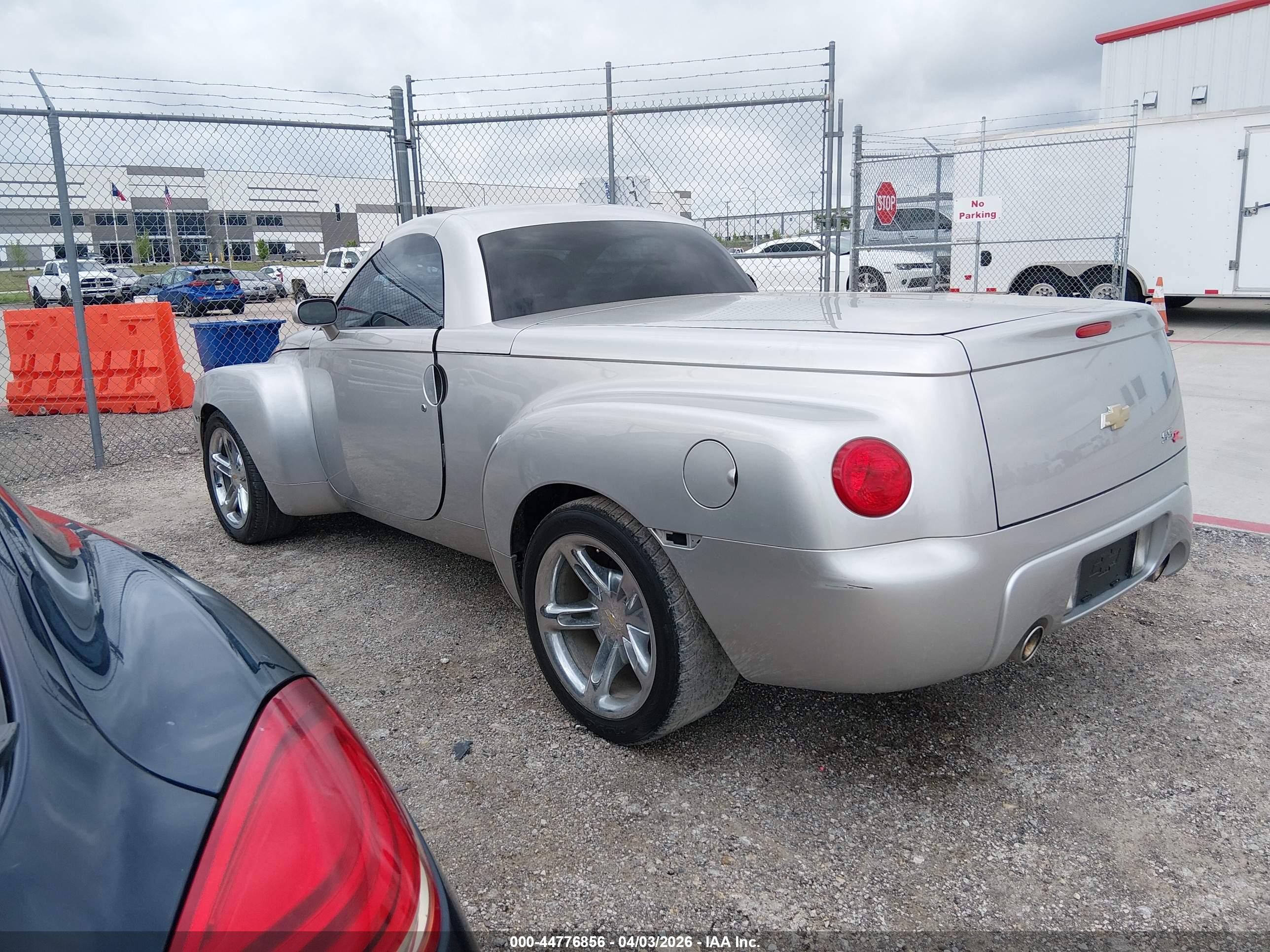 CHEVROLET SSR image 3