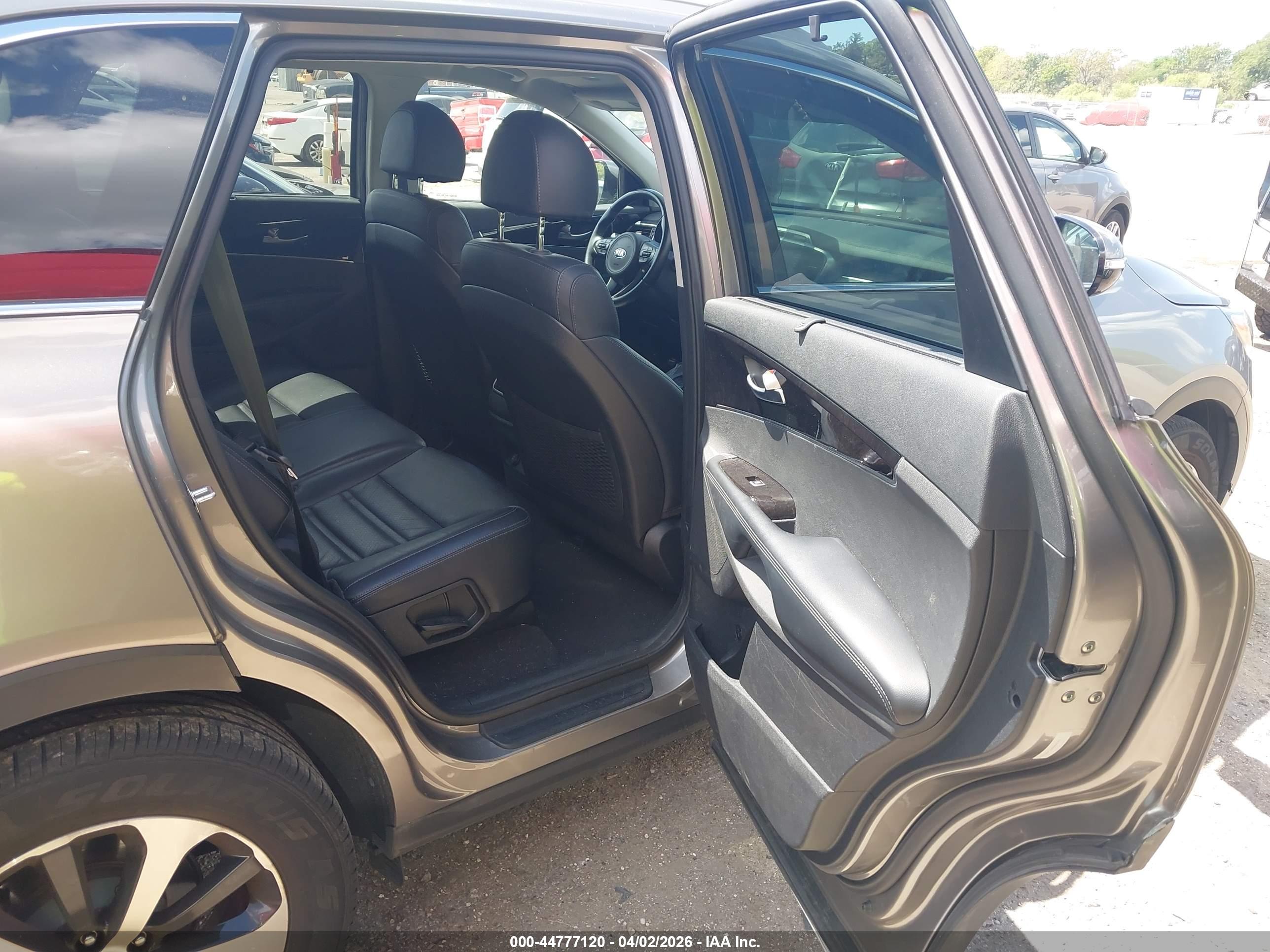 KIA SORENTO image 8